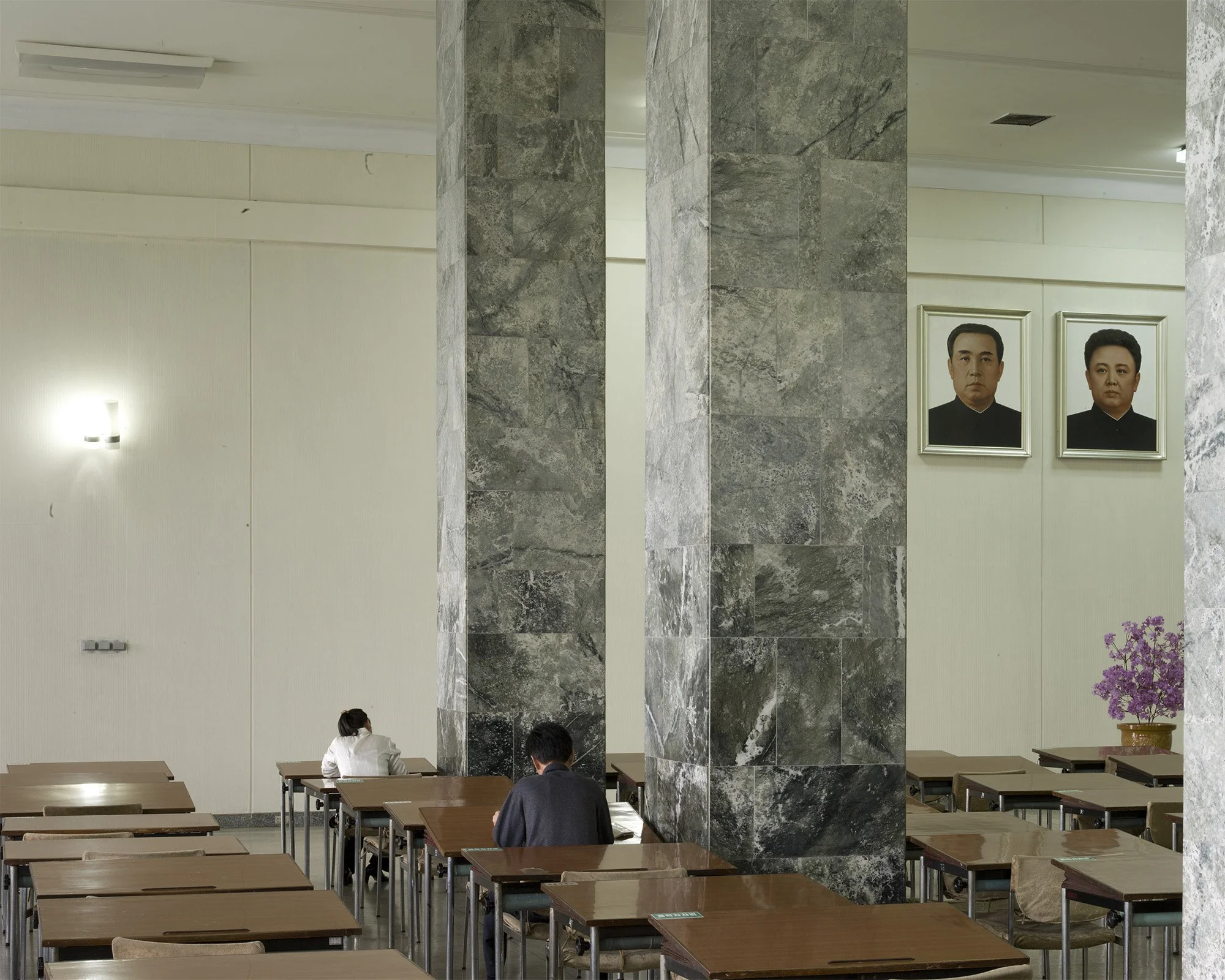 Pjöngjang, Nordkorea, Bildnis von Mausoleum von Kim Il-sung und Kim Jong-il. Große Studienhalle des Volkes in Pjöngjang, Nordkorea – die monumentale Nationalbibliothek am Kim-Il-sung-Platz mit ihrer charakteristischen traditionellen koreanischen Arch