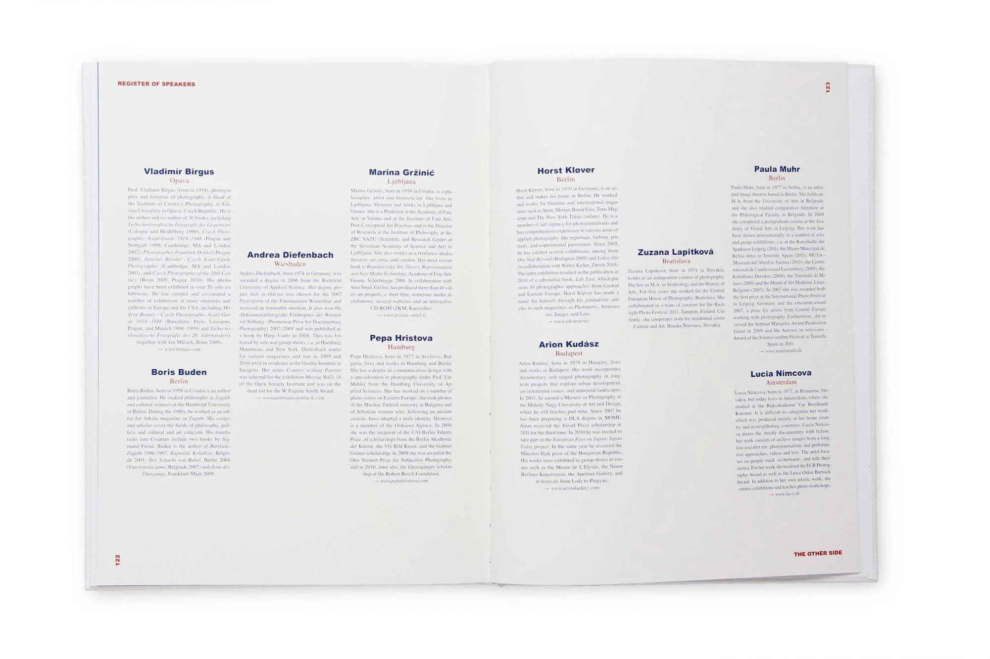 Offene Buchseite mit biografischen Texten verschiedener Künstler und Wissenschaftler, Überschriften in Blau, rote Überschriften, auf der linken Seite "REGISTER OF SPEAKERS" und auf der rechten Seite "THE OTHER SIDE"