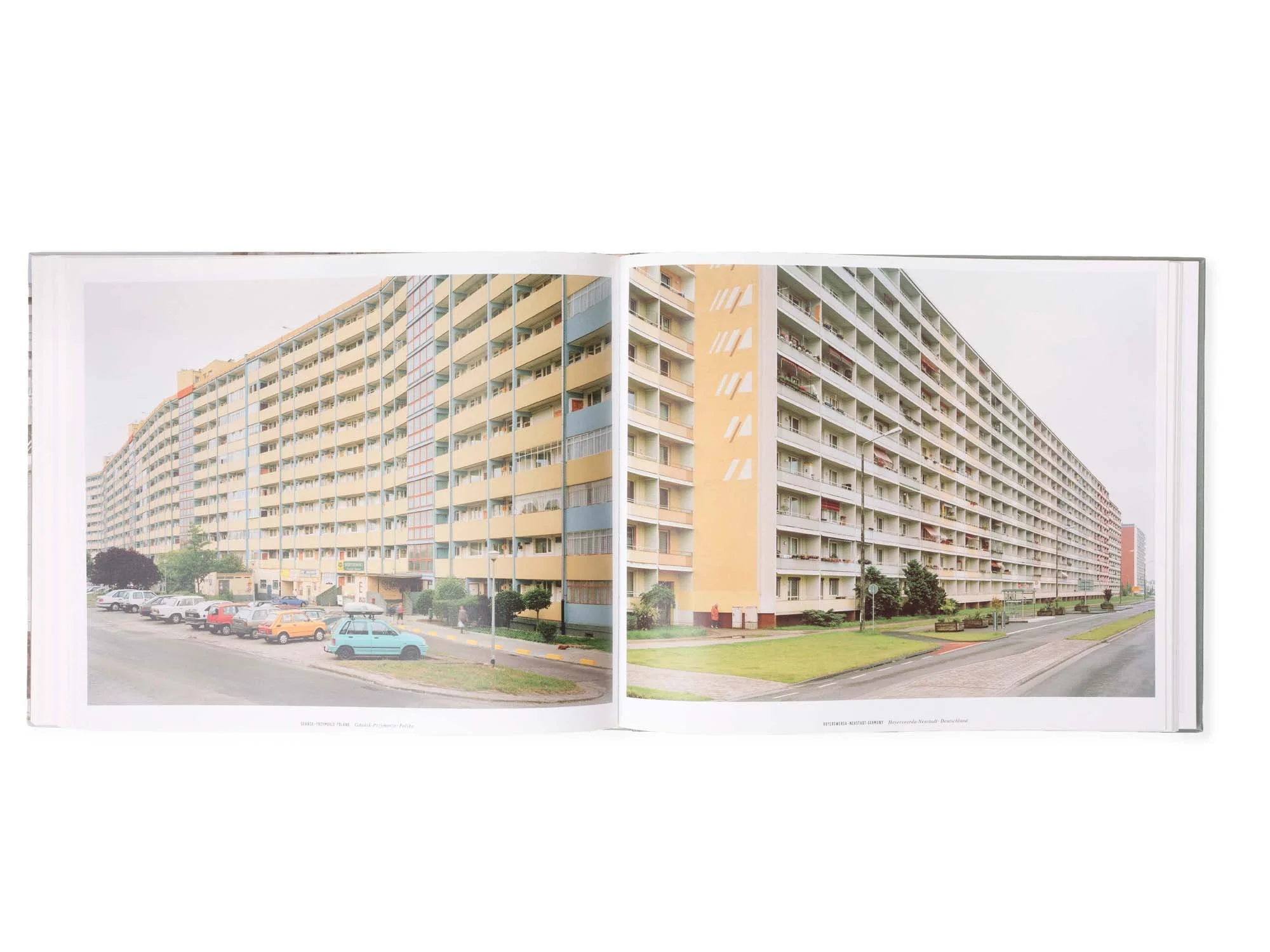 Fotografien zeigen Hochhäuser in einer Wohnsiedlung in Deutschland, mit Parkplätzen und Bäumen im Vordergrund.