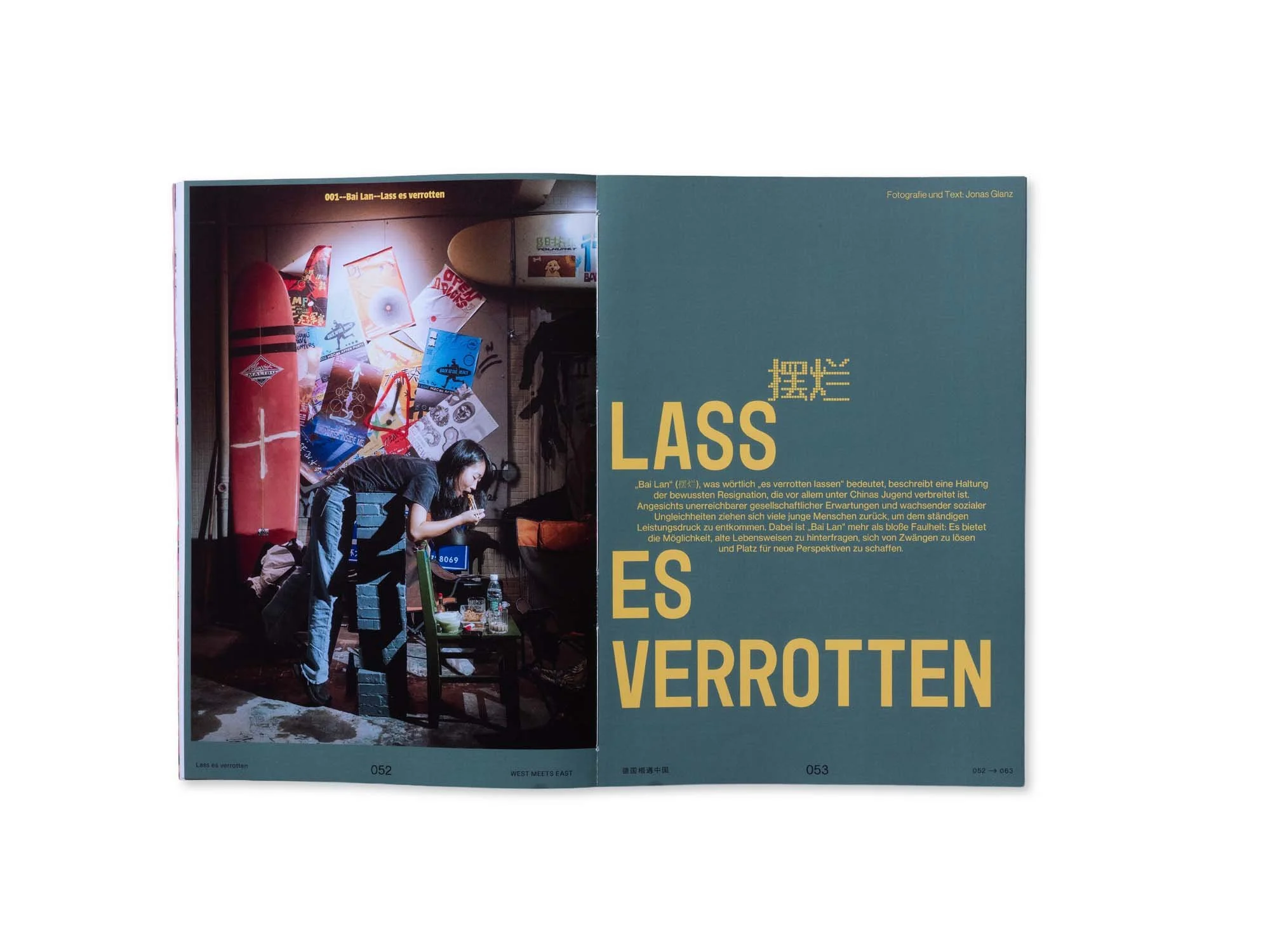 Offenes Magazin mit einem Bild eines Jugendlichen, der an einem Tisch in einem Raum mit Wandbildern sitzt.