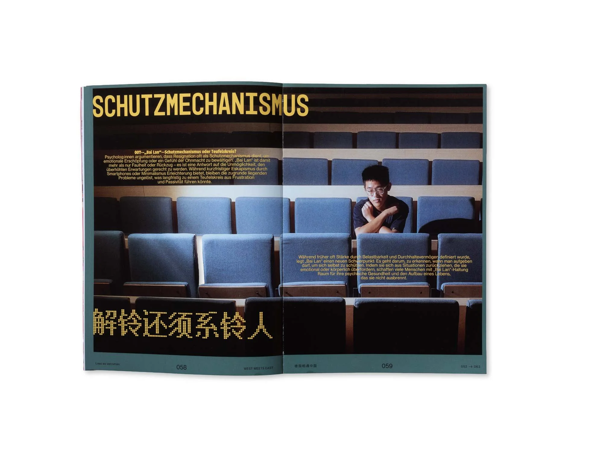 Ein Magazin mit einem Bild eines Mannes, der in einem leeren Auditorium sitzt, der Titel im Deutschen lautet "Schutzmechanismus".