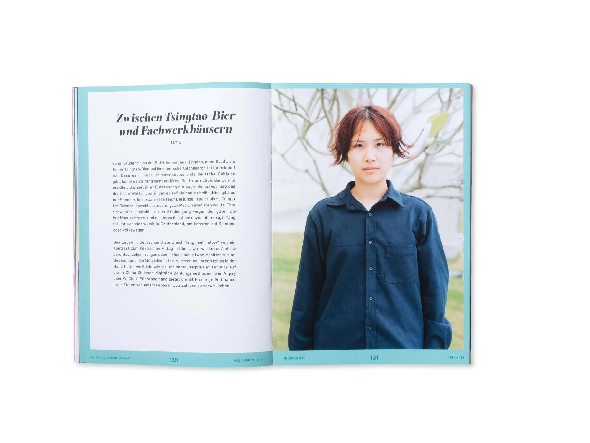 Offenes Magazin mit Text auf der linken Seite und einem Porträt eines jungen Mannes mit roten Haaren und dunkler Bluse auf der rechten Seite, im Freien vor Bäumen.