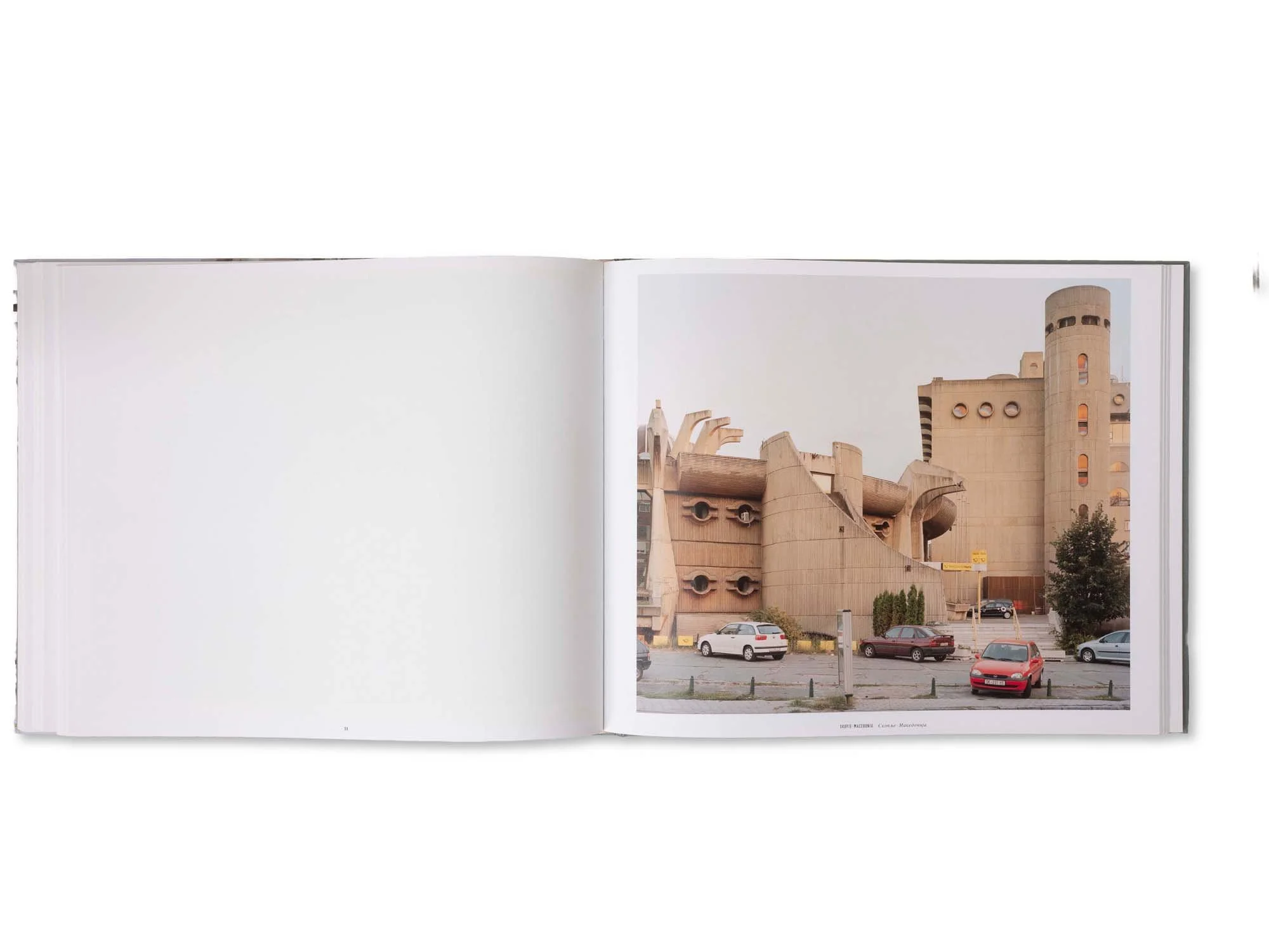 Fotobuch mit Bild des Gebäudes Kuppel Maketa auf der rechten Seite
