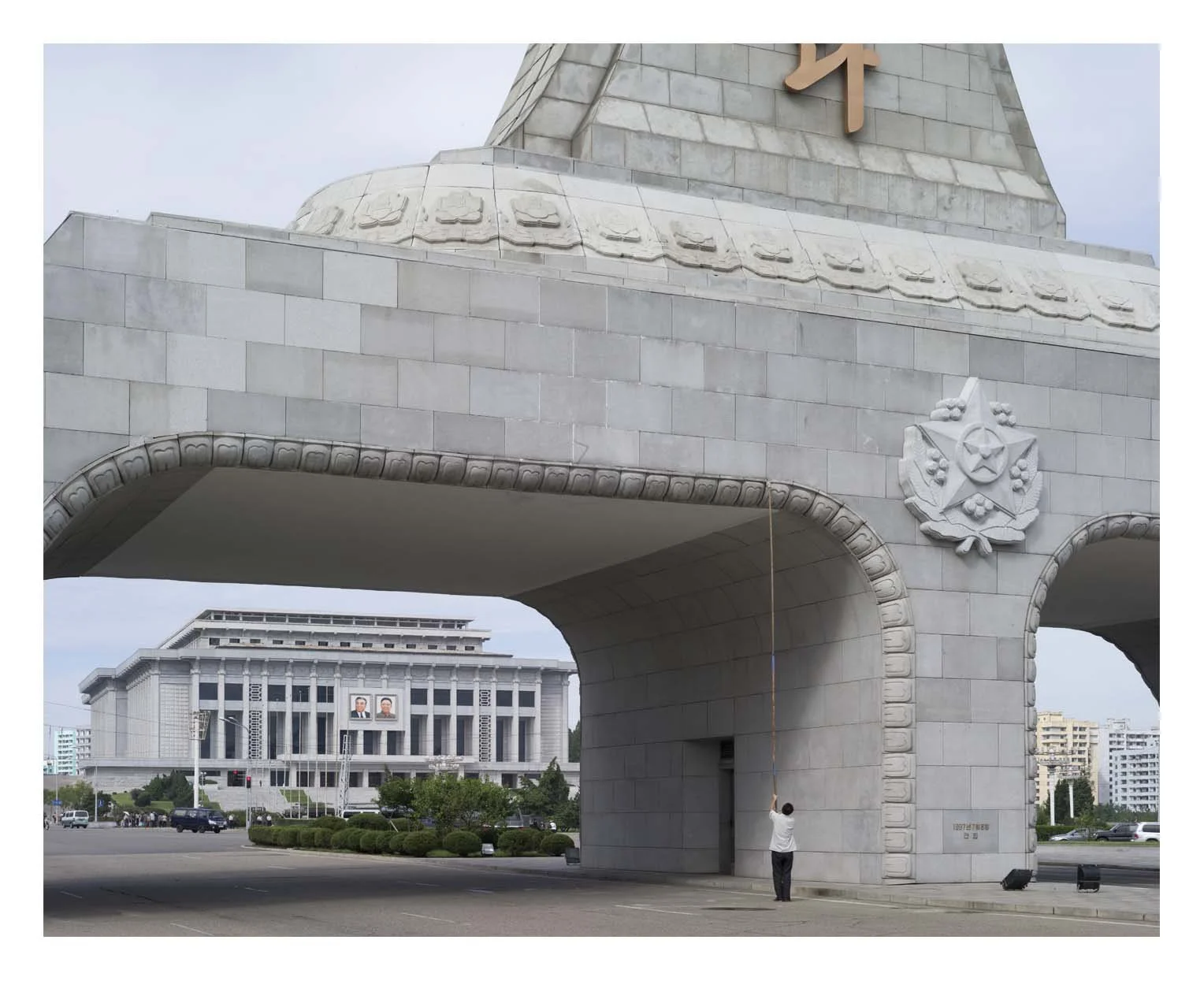 Monument der Ewigkeit (Immortalitäts-Turm) an der Kumsusan-Straße in Pjöngjang, Nordkorea: Der imposante Torbogen markiert die Zufahrt zur Kim-Il-sung-Universität und zum Kumsusan-Sonnenpalast (Mausoleum von Kim Il-sung und Kim Jong-il). Im Hintergru