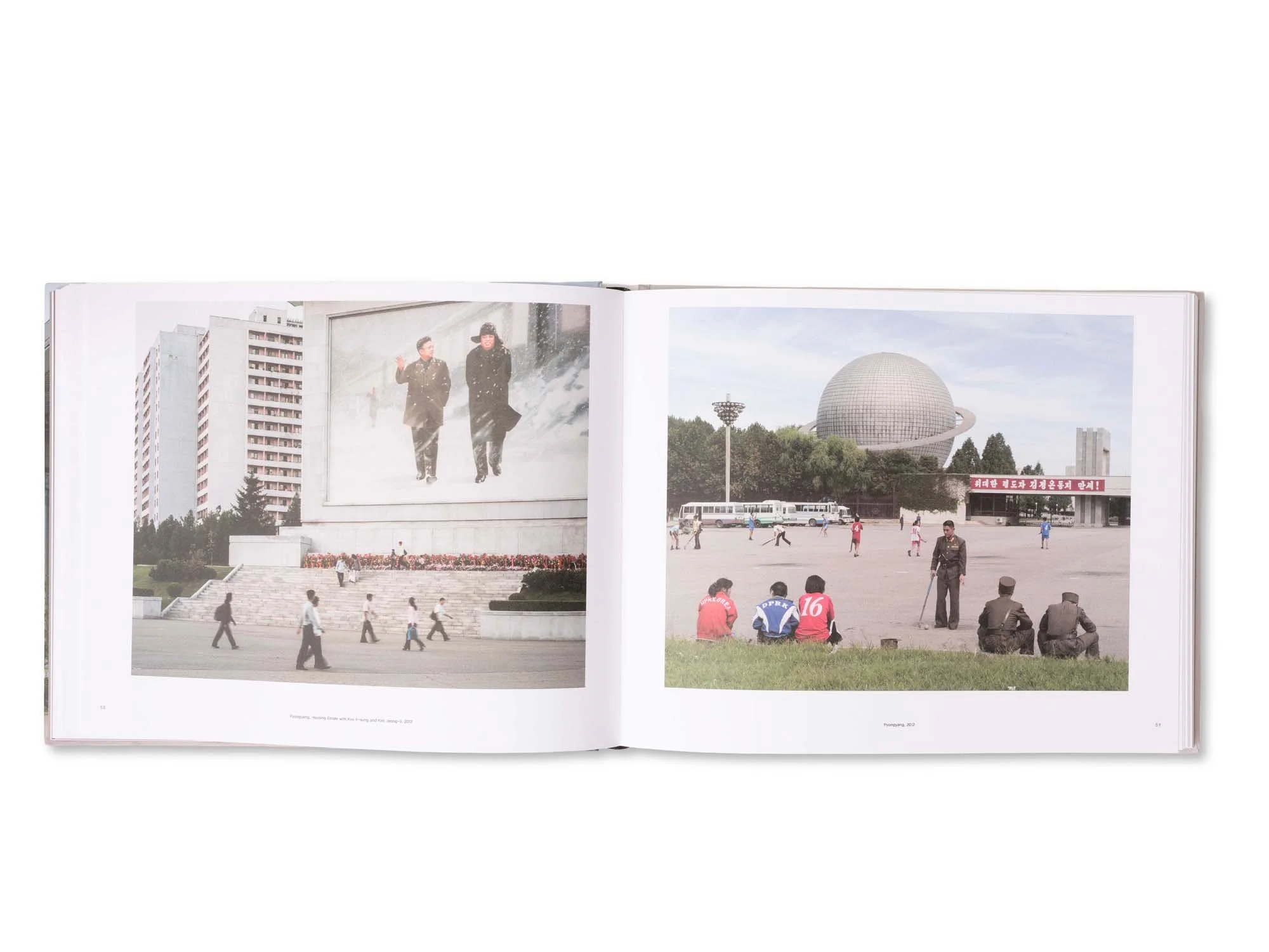 Offene Buchseiten mit Fotos von städtischen Szenen, Menschen und Gebäuden in Nordkorea