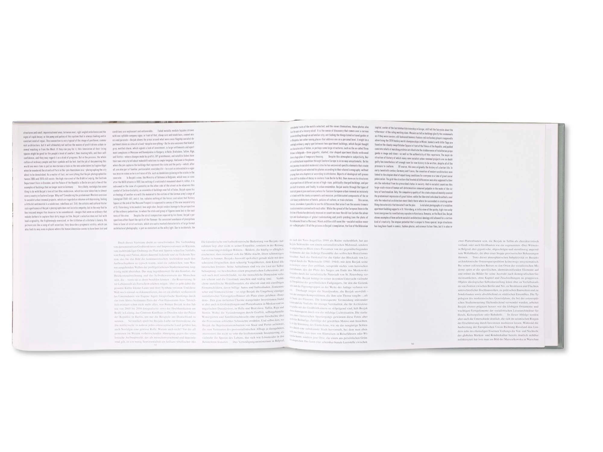 Zwei aufgeschlagene Seiten eines gedruckten Buches mit kleinen, dicht gedrängten Textblöcken in deutscher Sprache, ohne Bilder oder andere visuelle Elemente.