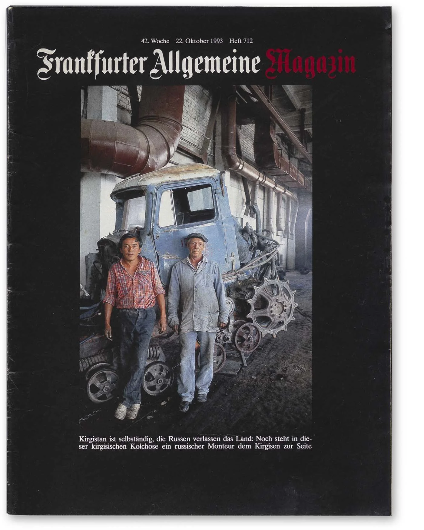 Ein Foto zeigt zwei Männer neben einem Silowagen in einer Fabrikhalle, umgeben von großen Maschinenteilen. Der Hintergrund besteht aus Industriegeräten und -leitungen. Insgesamt wirkt das Bild industriell und russisch geprägt.