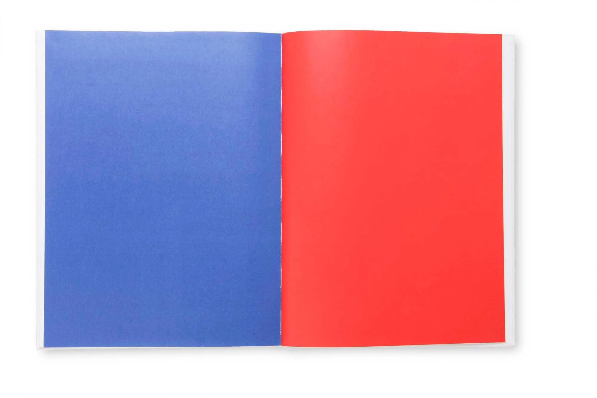 Offenes Buch mit blauer und roter Seite.