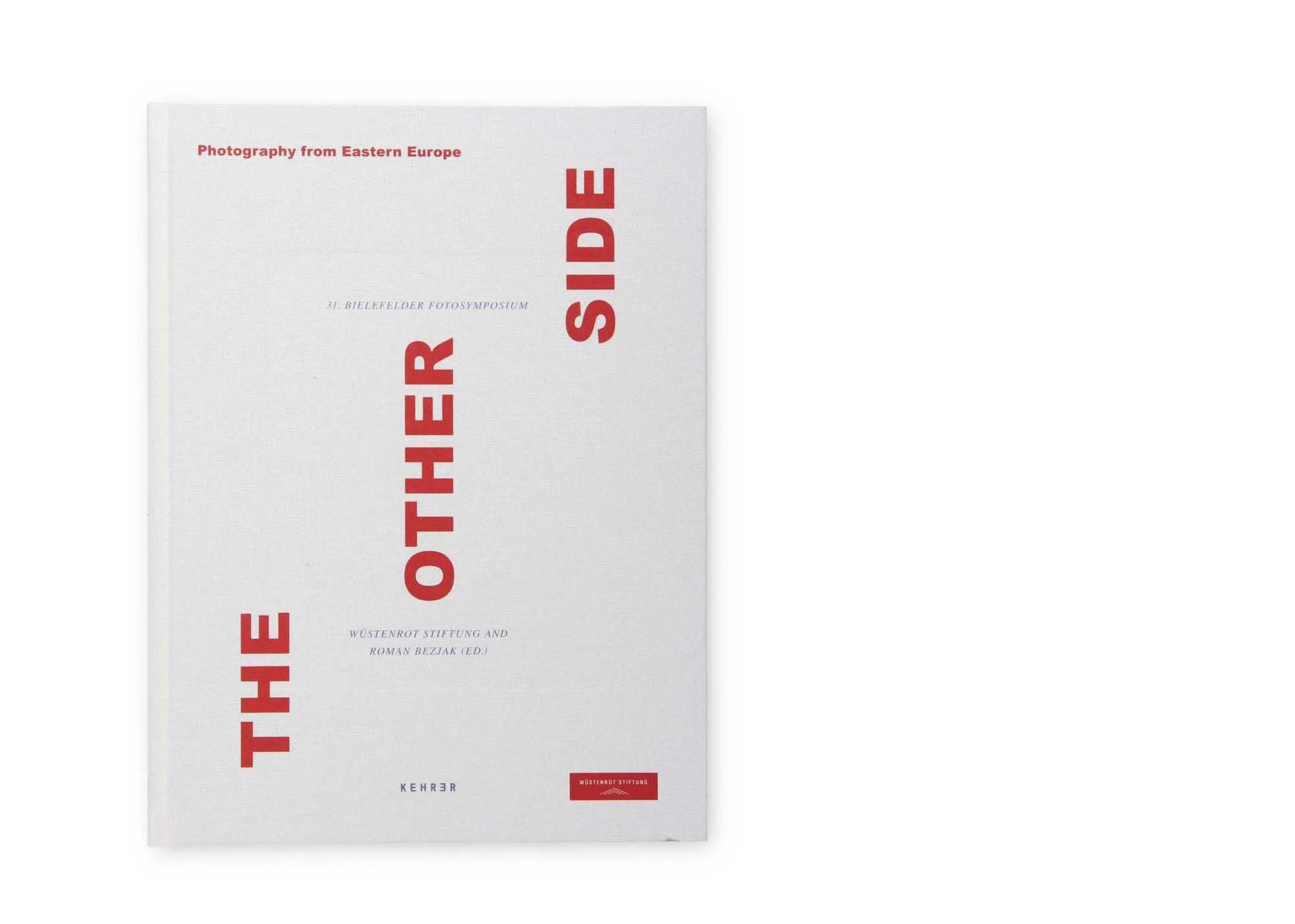 Buch mit weißem Einband, großes rotes Schriftband mit dem Titel, kleinere schwarze Schrift zum Untertitel und Herausgeber, rotes Logo unten links.