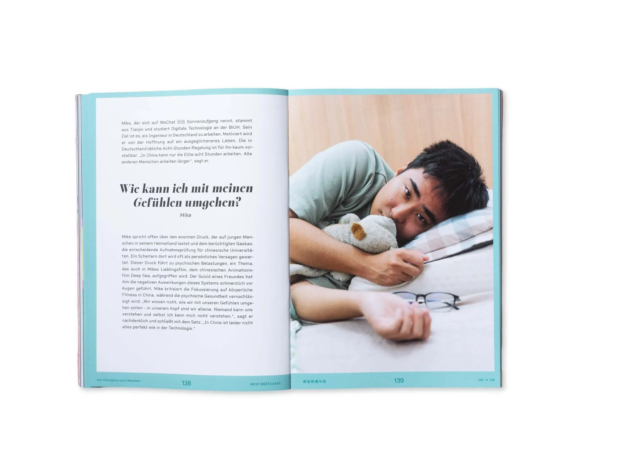Ein Mann liegt im Bett und hält ein Stofftier, sieht nachdenklich aus, neben ihm liegen Brille und Handy.