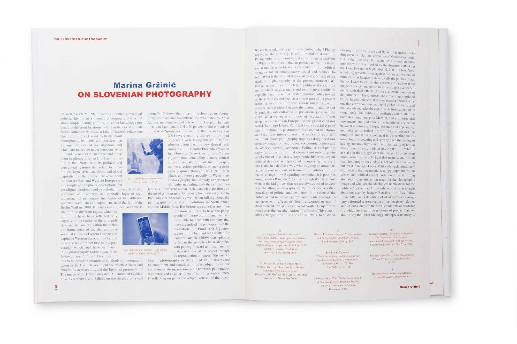 Aufgeschlagene Zeitschrift mit Textartikeln und zwei blauen Fotografien auf weißen Seiten. Der Text ist in Englisch mit roten Überschriften. Der Titel des Artikels ist 'On Slovenian Photography' von Marina Gržinić.