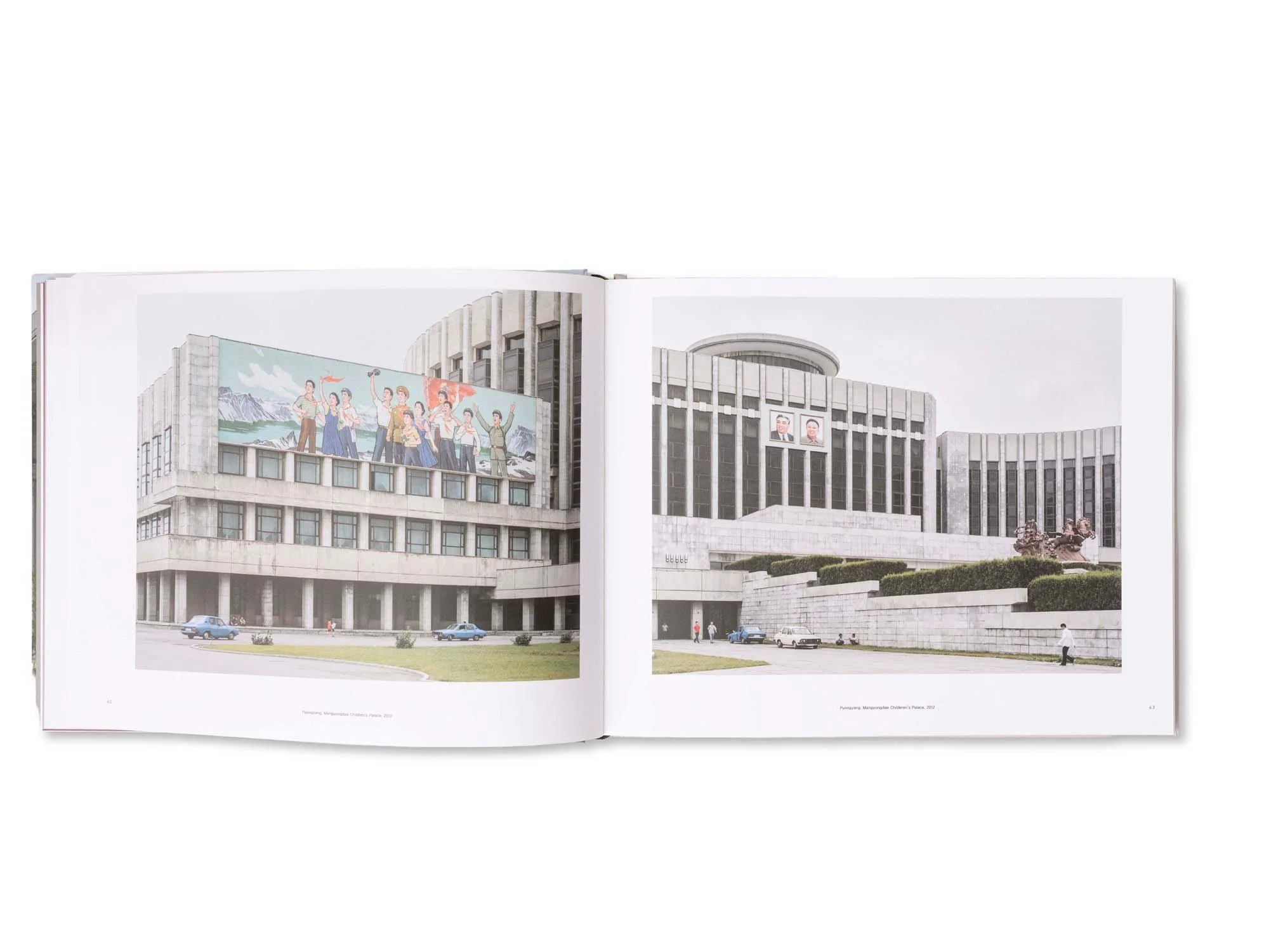 Fotobuch mit einem Bild des Kindermuseums in Pyongyang, Nordkorea, das ein modernes, graues Gebäude mit Figuren auf der Fassade zeigt.