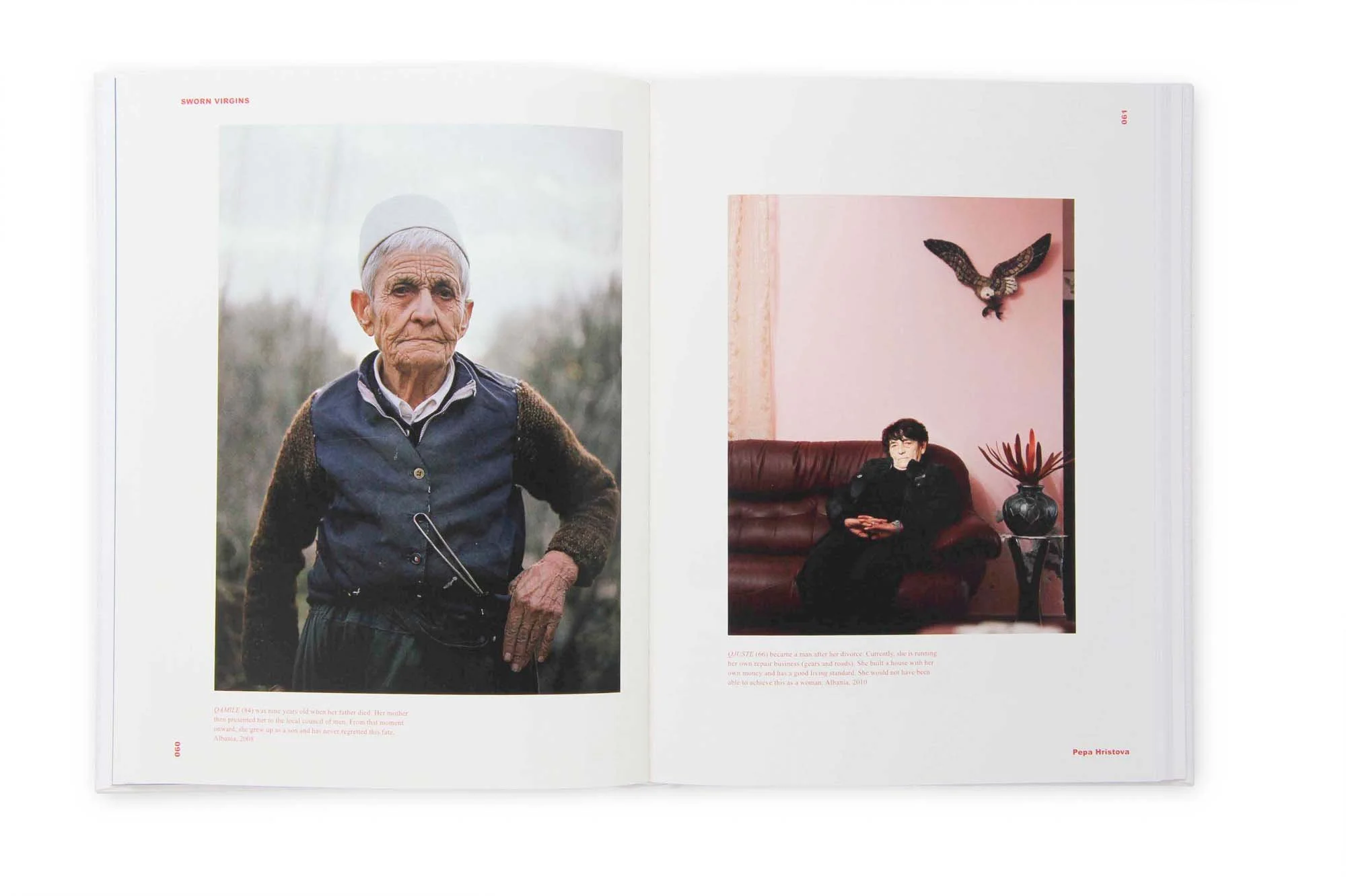 Zwei Fotos in einer Zeitschrift. Auf der linken Seite ein älterer Mann, der im Freien steht, mit weißen Haaren, einem dunklen Weste und einem weißen Hemd, emotionaler Blick. Auf der rechten Seite eine junge Frau in einem Wohnzimmer, die auf einem rot
