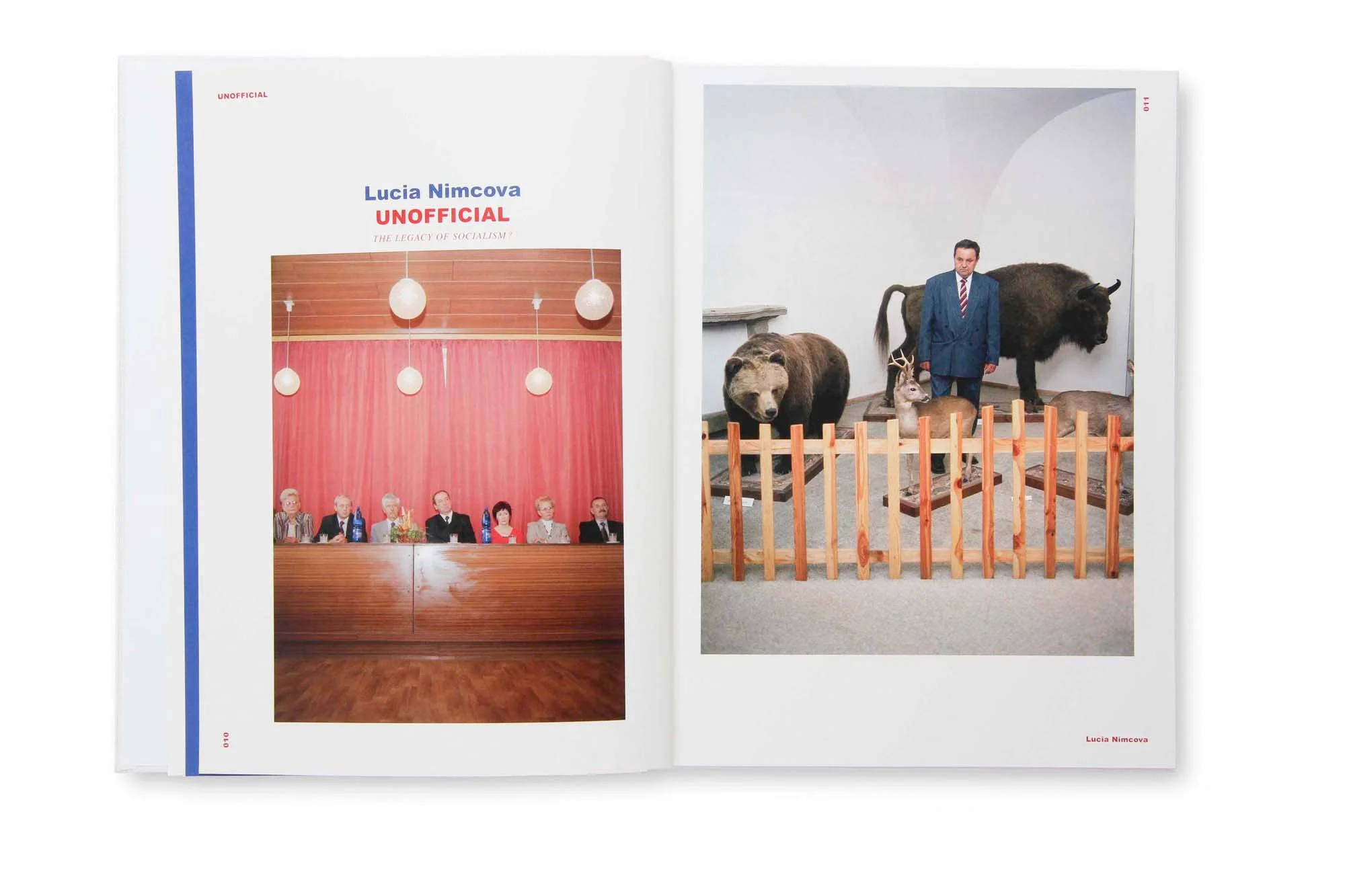 Auf der linken Seite ein Bild mit einer Konferenzsituation und einem roten Vorhang im Hintergrund. Auf der rechten Seite ein Bild einer Ausstellung mit ausgestopften Tieren, darunter ein Bär, ein Elch, ein Bisonschädel und ein Bison, vor einer weißen