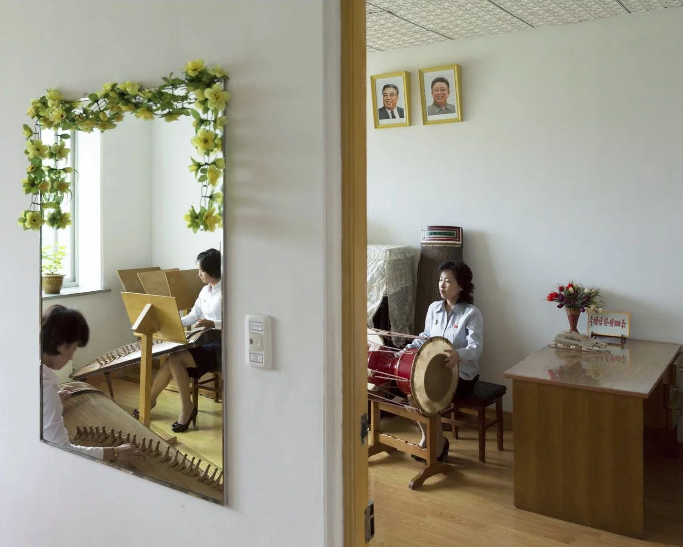 Einblick in den Schülerpalast Pjöngjang: Unterricht an traditionellen Instrumenten im Schülerpalast Mangyongdae in Nordkorea. Eine Schülerin spielt die koreanische Zither (Gayageum), begleitet von der Lehrerin an der Trommel (Janggu). Keywords: Pjöng