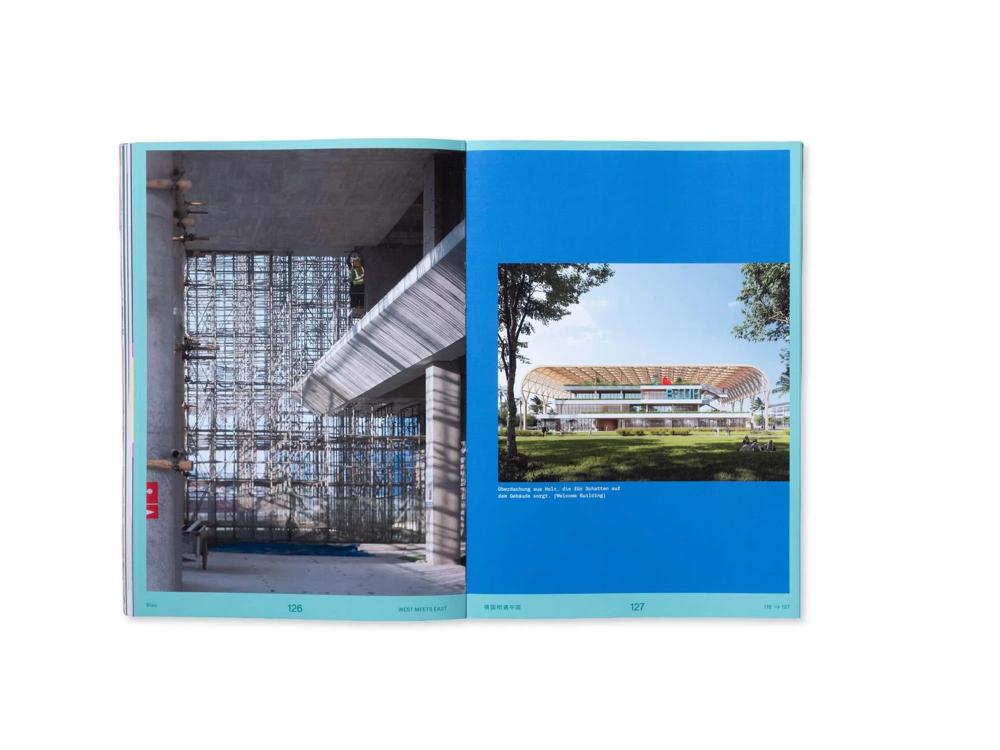 Fotobuch mit zwei Bildern: Das linke Bild zeigt eine große Halle unter Bau, das rechte Bild zeigt ein architektonisches Gebäude im Freien mit Bäumen und einem blauen Himmel, dazu ein Text auf Deutsch.