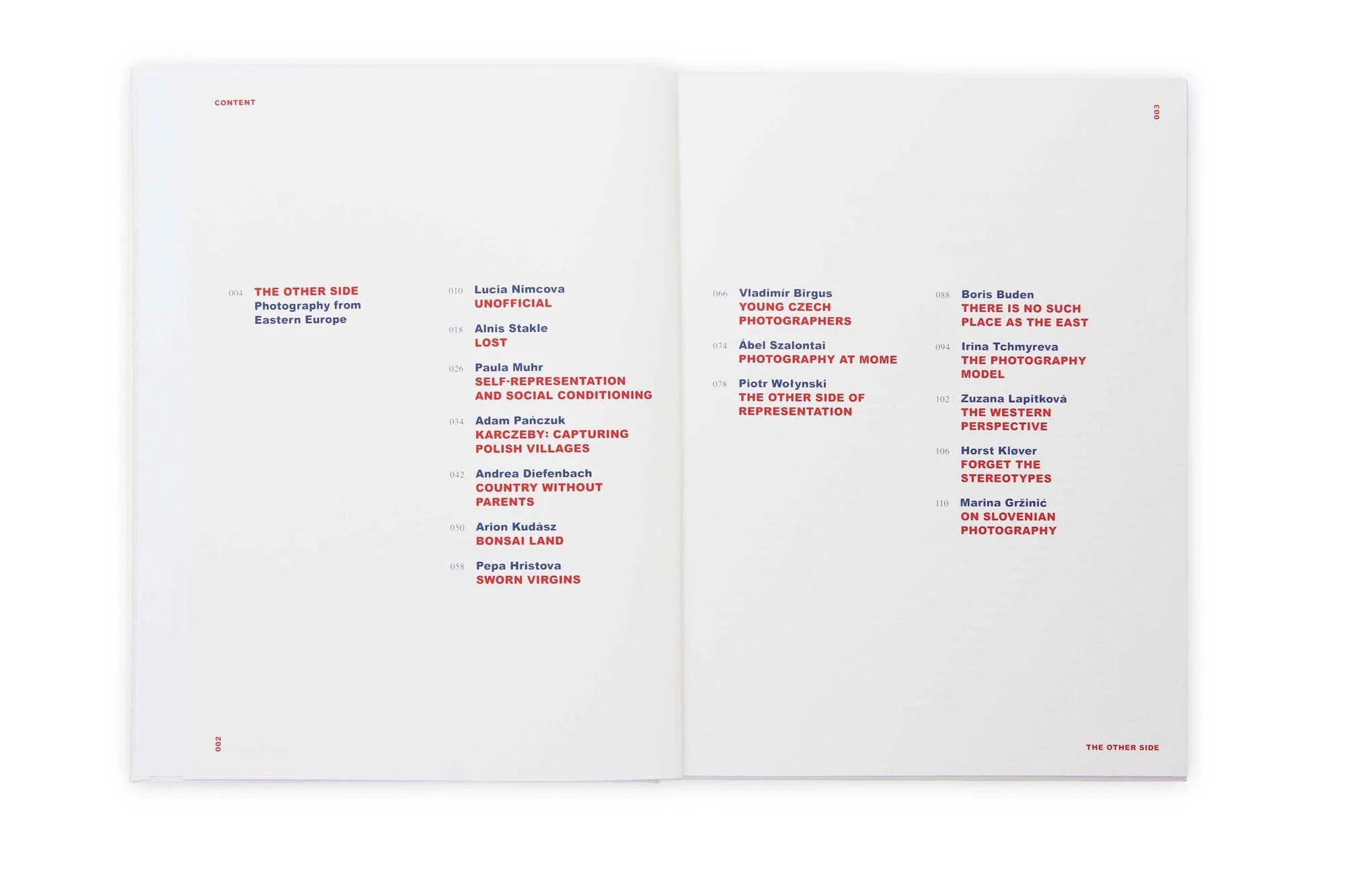 Eine offene Buchseite mit Inhaltsübersicht, auf der deutsche und englische Titel der Kapitel in roter und blauer Schrift aufgelistet sind.