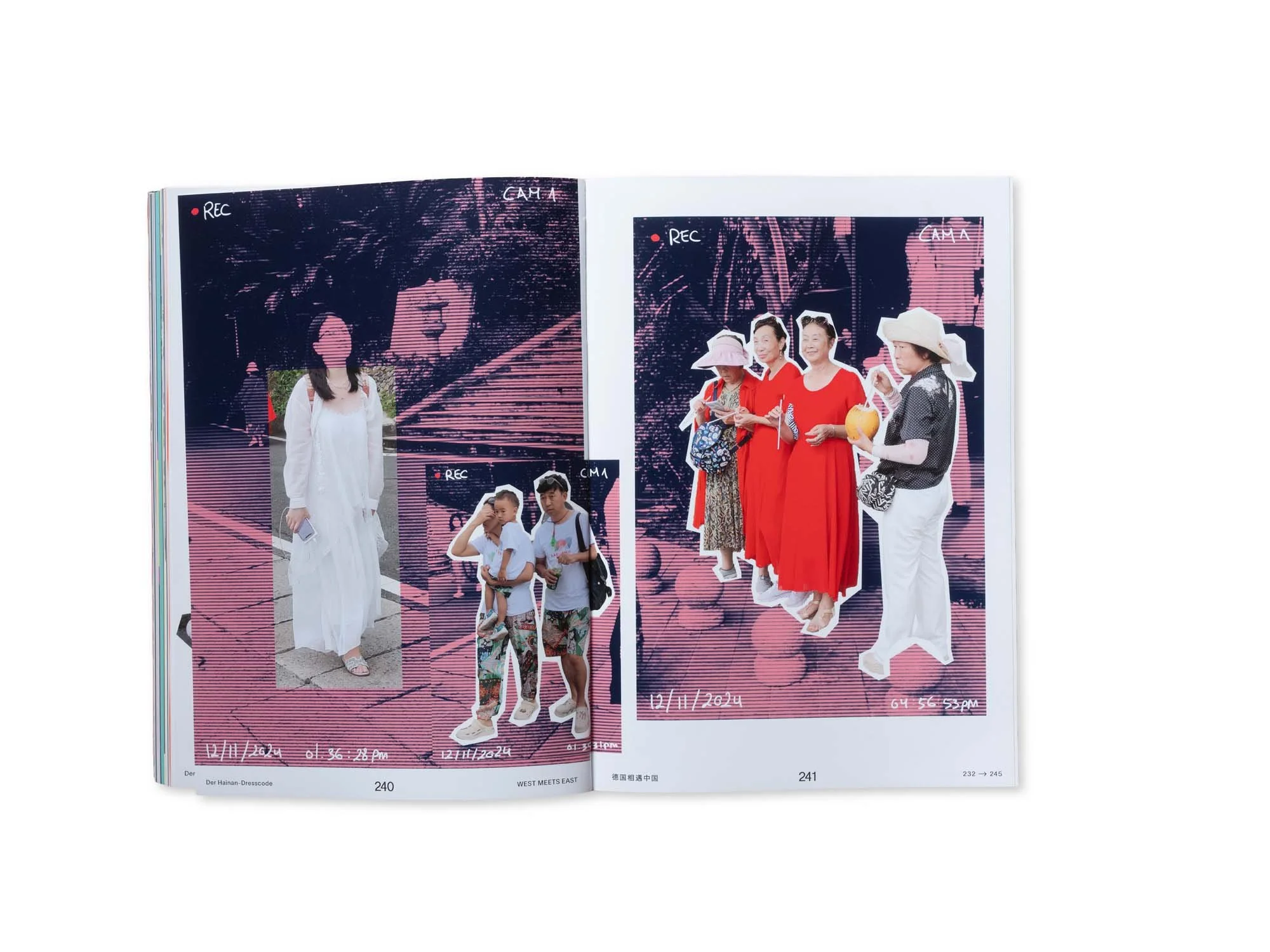 Offene Zeitschrift mit mehreren ausgeschnittenen Fotos von Menschen in verschiedenen Outfits und Situationen, im Hintergrund eine digitale Anzeige. Ein Foto zeigt eine Frau in einem weißen Kleid und einen Mann in bunten Haremshosen, ein weiteres eine