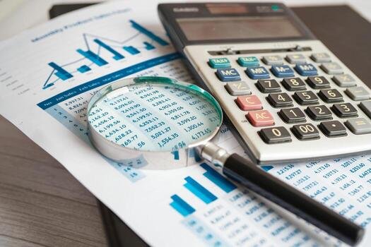 Calculatrice et graphiques illustrant l’analyse de données économiques