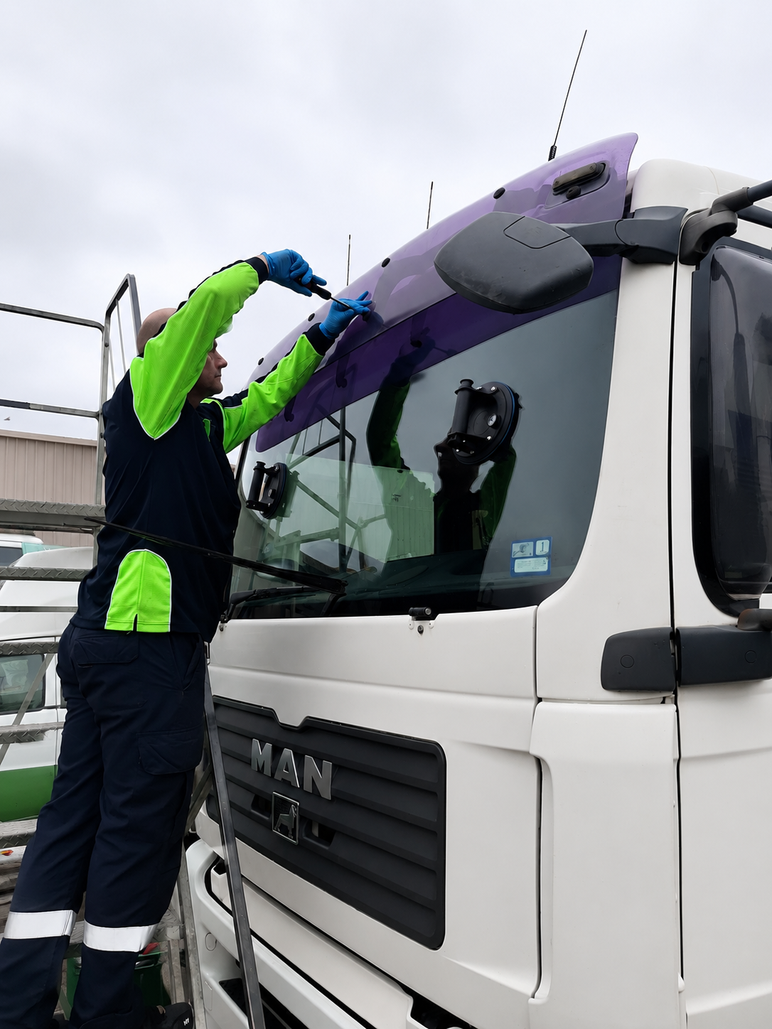 Commercial vehicle, van, and heavy truck fleet auto glass replacement solutions