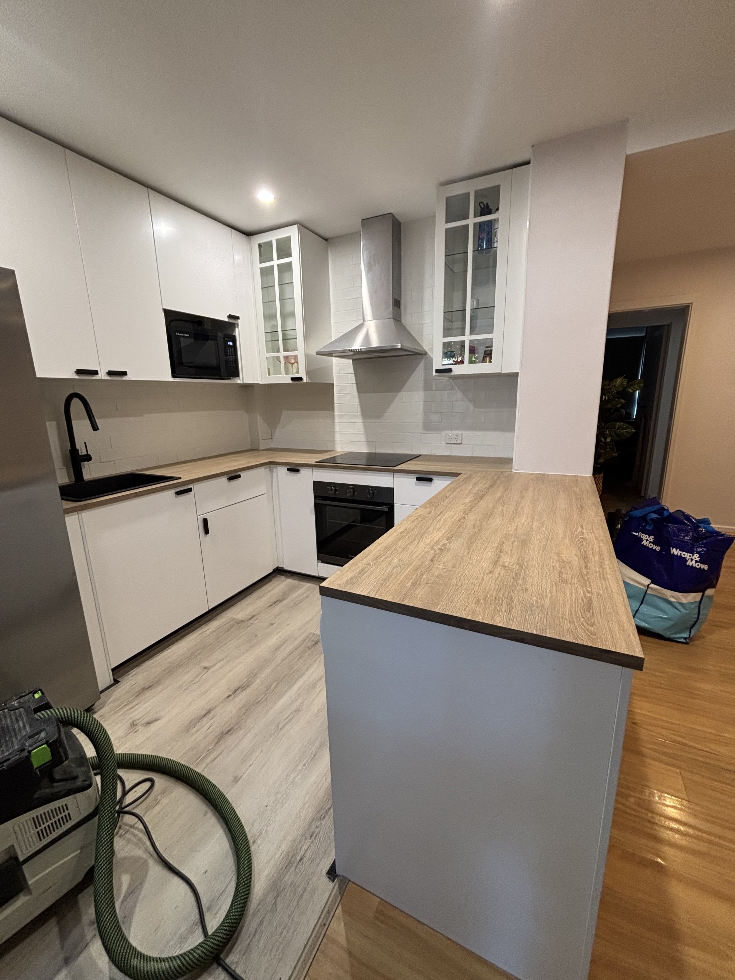 A new benchtop and kitchen installed to update an older townhouse. The kitchen joinery and benchtop provide a sleek and modern finish while maintaining practicality.
