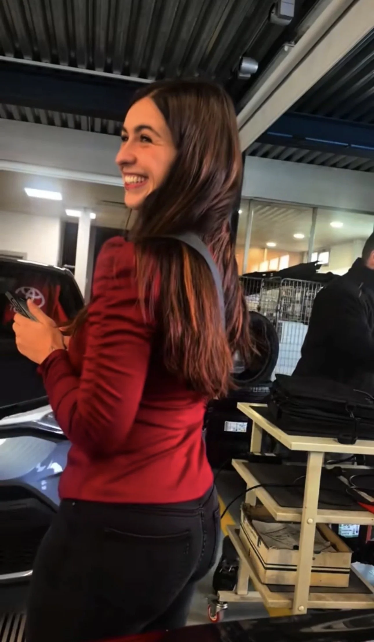 Profesional de marketing digital creando contenido para redes sociales durante un evento de empresa.