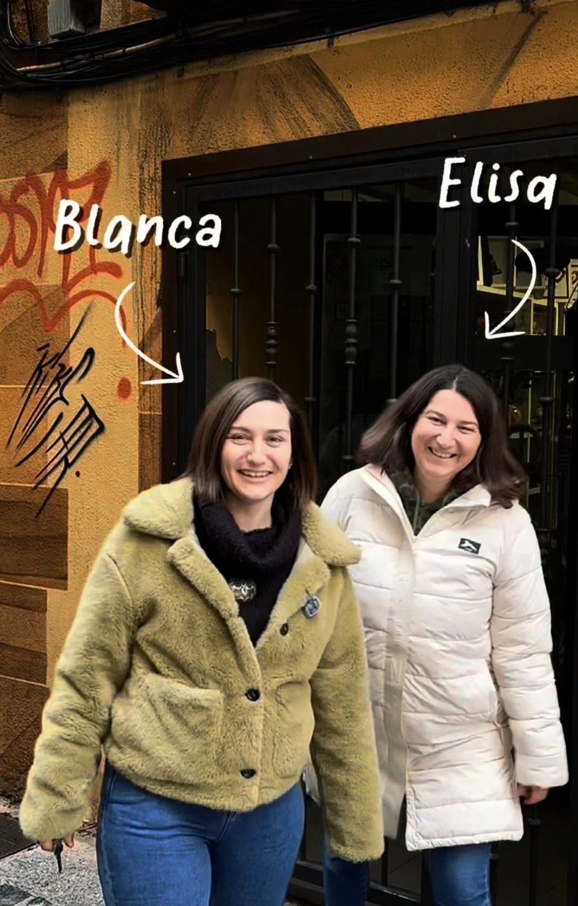 Grabación de contenido para redes sociales junto al equipo del cliente durante una sesión de marketing de marca.
