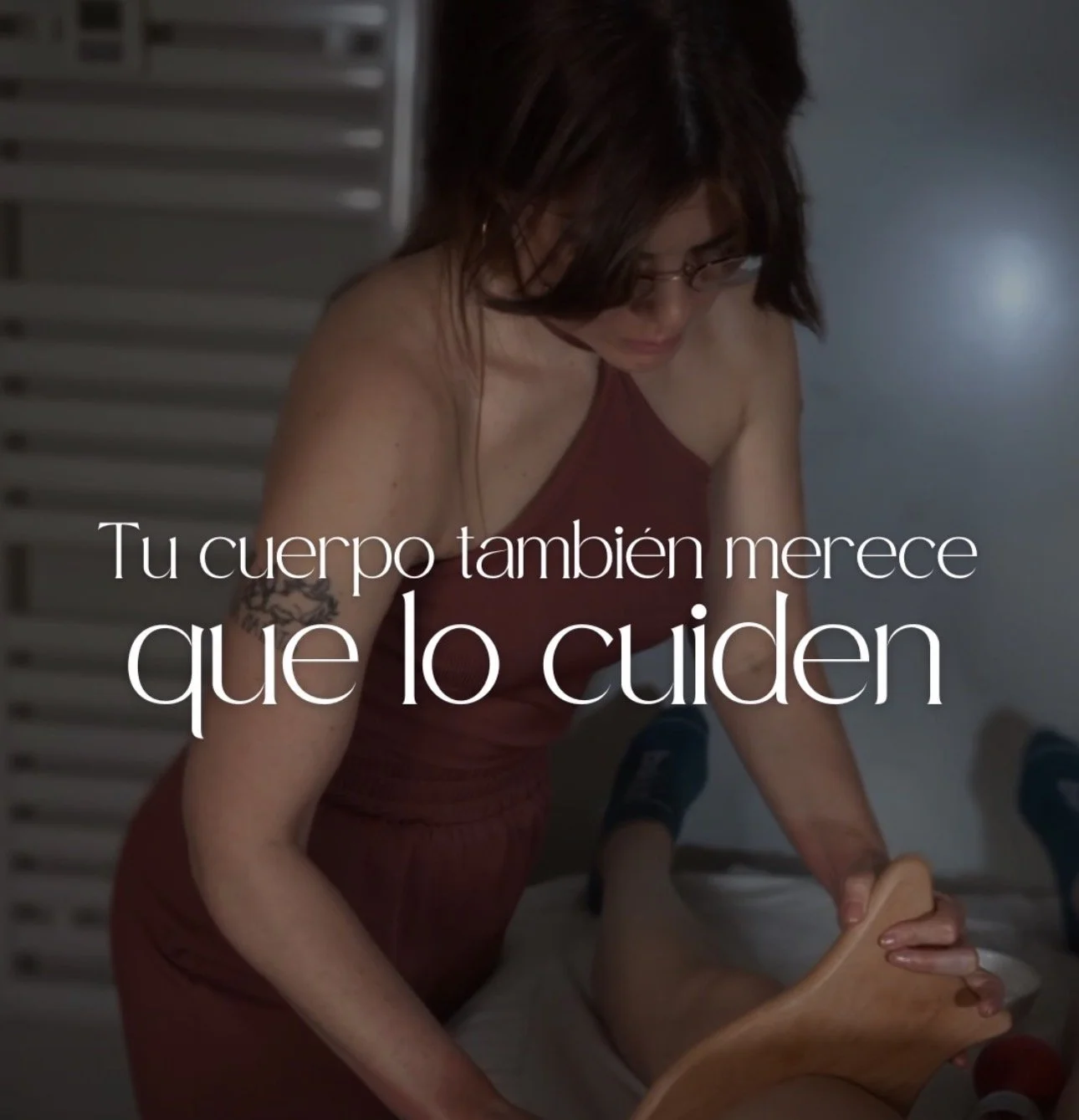 Tratamiento de masaje corporal en centro de estética utilizado para una campaña de marketing en redes sociales.