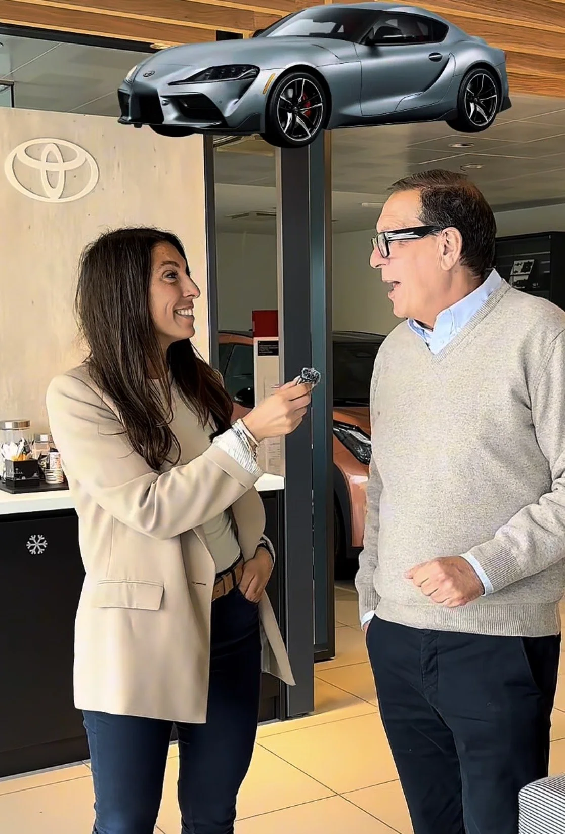 Reunión con un cliente durante la grabación de contenido para un concesionario Toyota como parte de una estrategia de marketing digital.