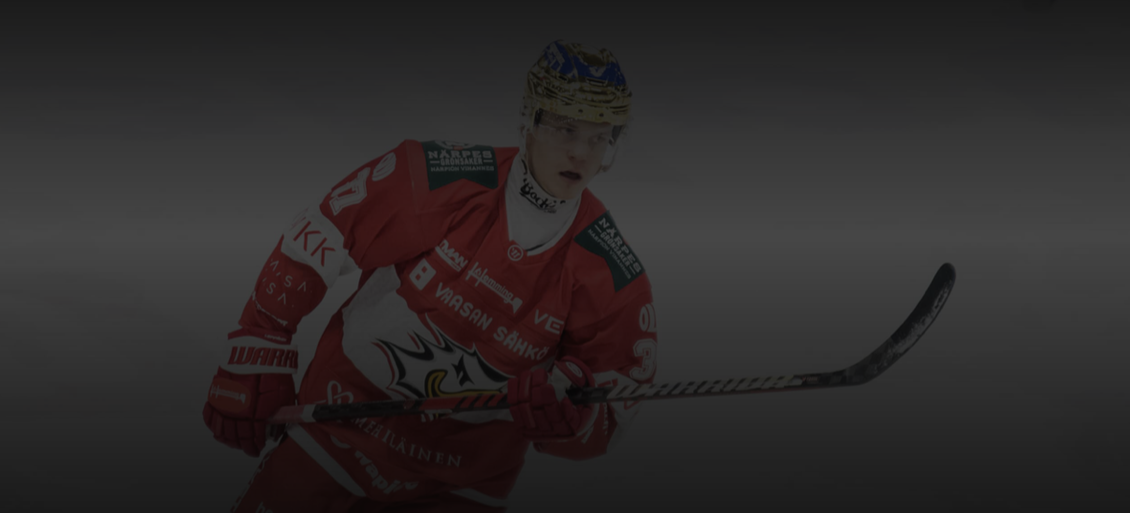 Jääkiekkoilija punaisessa pelissä jääkiekkomuovilla.