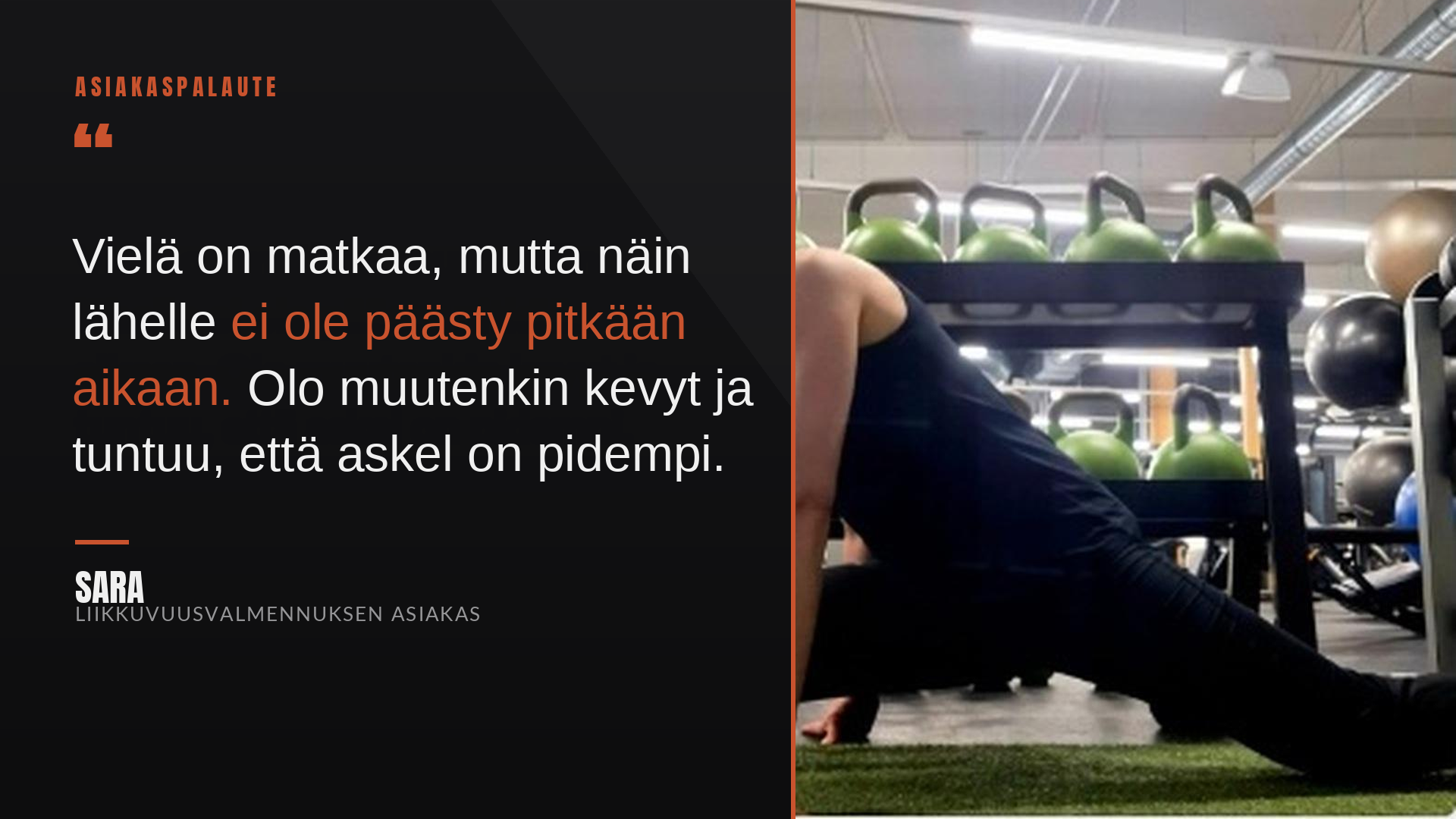Kuvassa henkilö venyttelee ryhmässä kuntosalilla, taustalla on vihreitä ja mustia painokuppeja, tilassa on katto ja kattoon kiinnitetyitä valaisimia.