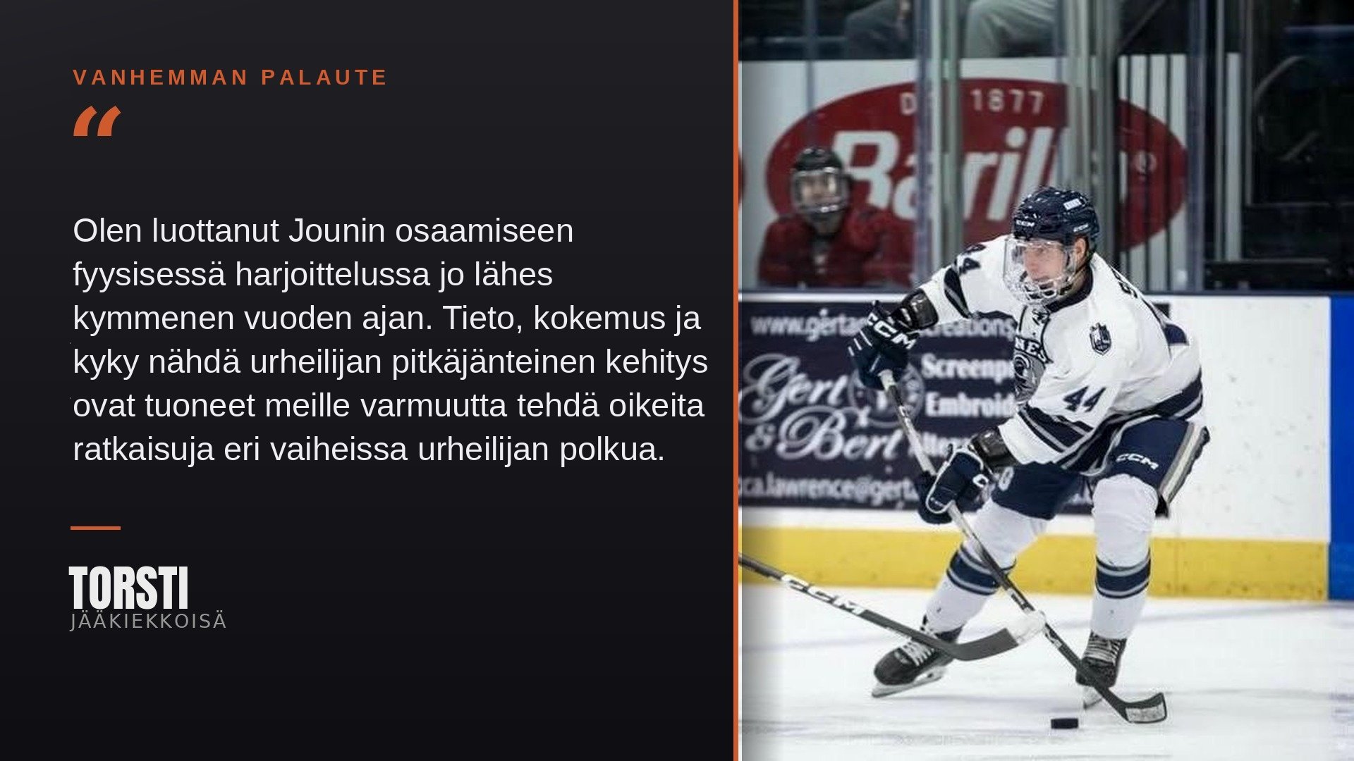 Hockeypelaaja jäähyssä jäällä, taustalla mainoskyltti.