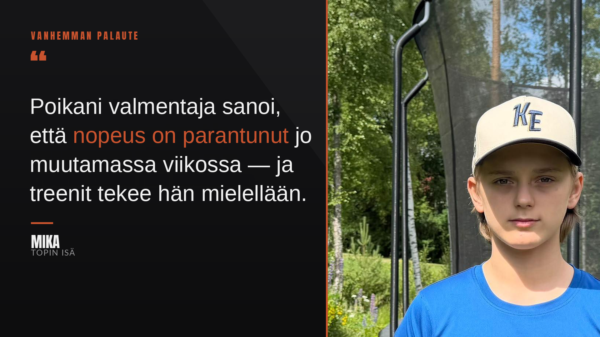 Poika seisoo ulkona urheiluasussa lampaansävyisellä baseball-kepillä ja hymyilee. Taustalla vihreitä puita ja aita.