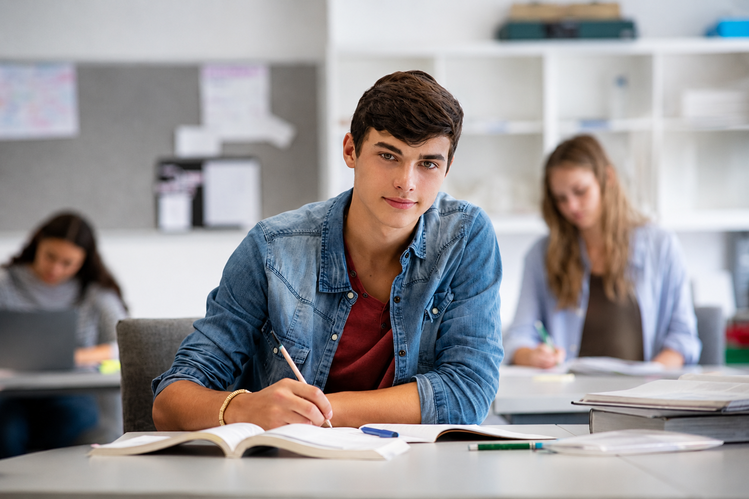 Student ruft sein Wissen ab. Konzentriert bei Prüfungen und unter Druck. Er bleibt fokussiert und zeigt, was er kann.