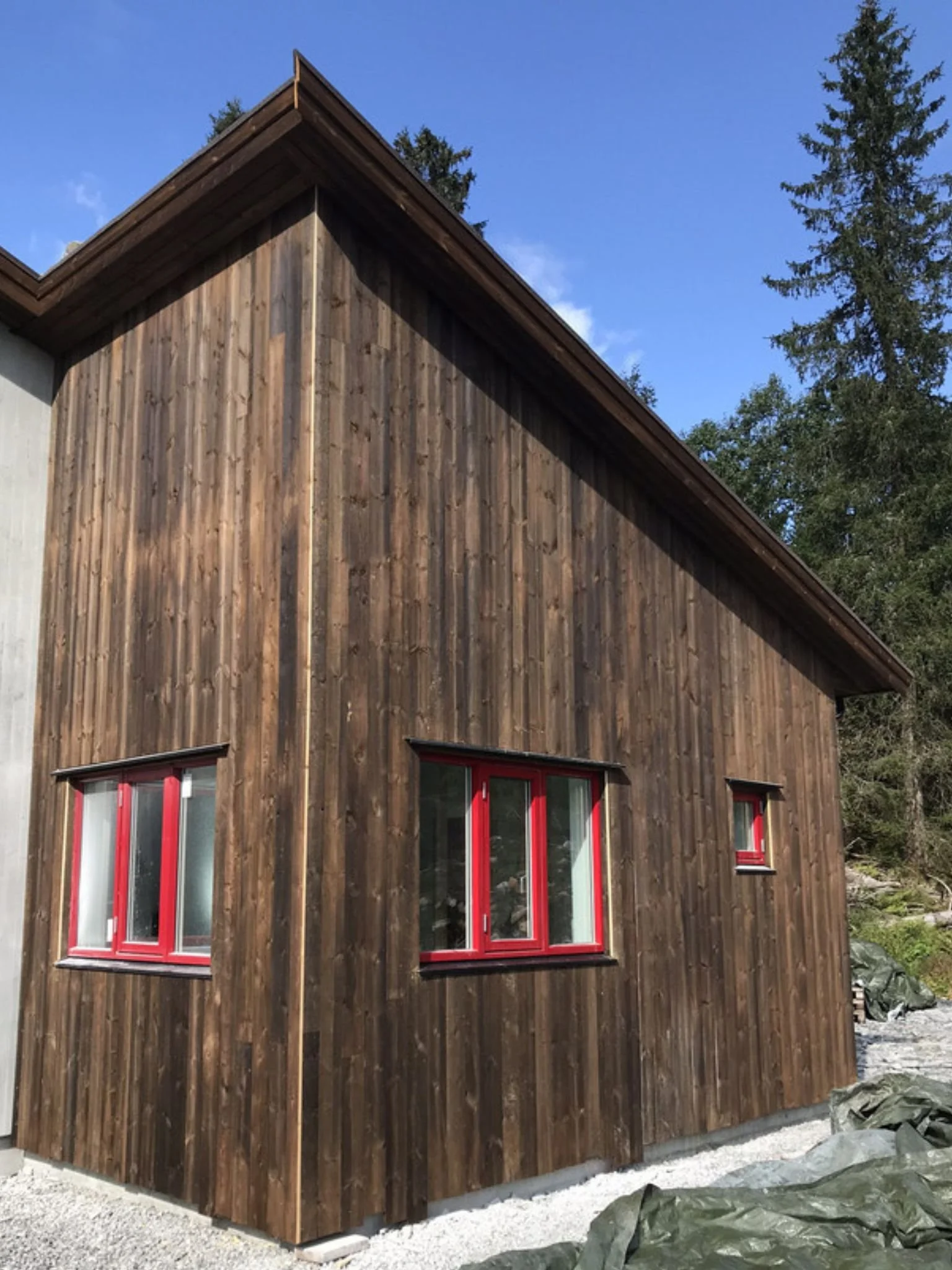Modern timber building with dark cladding built by Nordbadstu in Norway