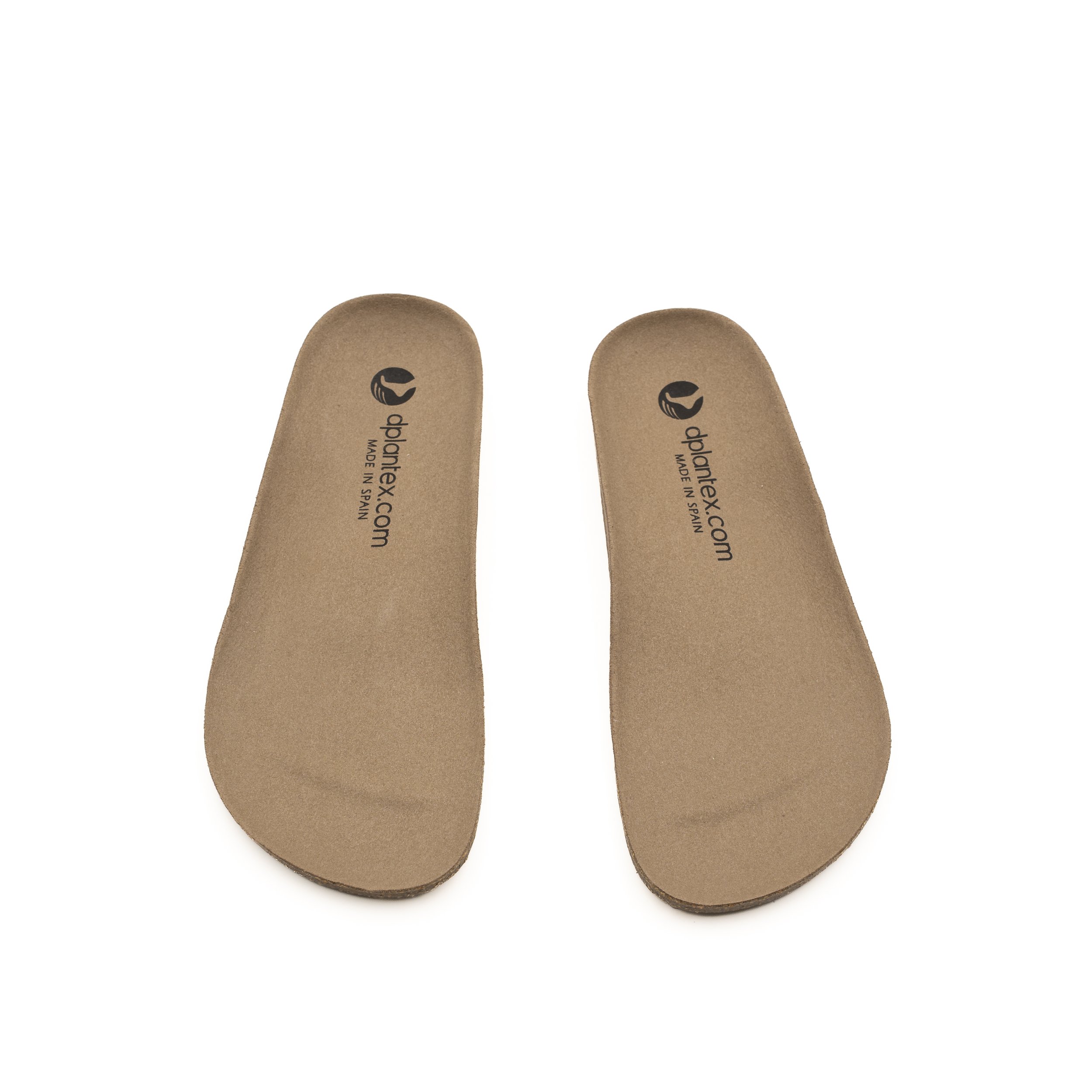 Grupo de cinco sandalias de color beige colocadas sobre una superficie blanca.