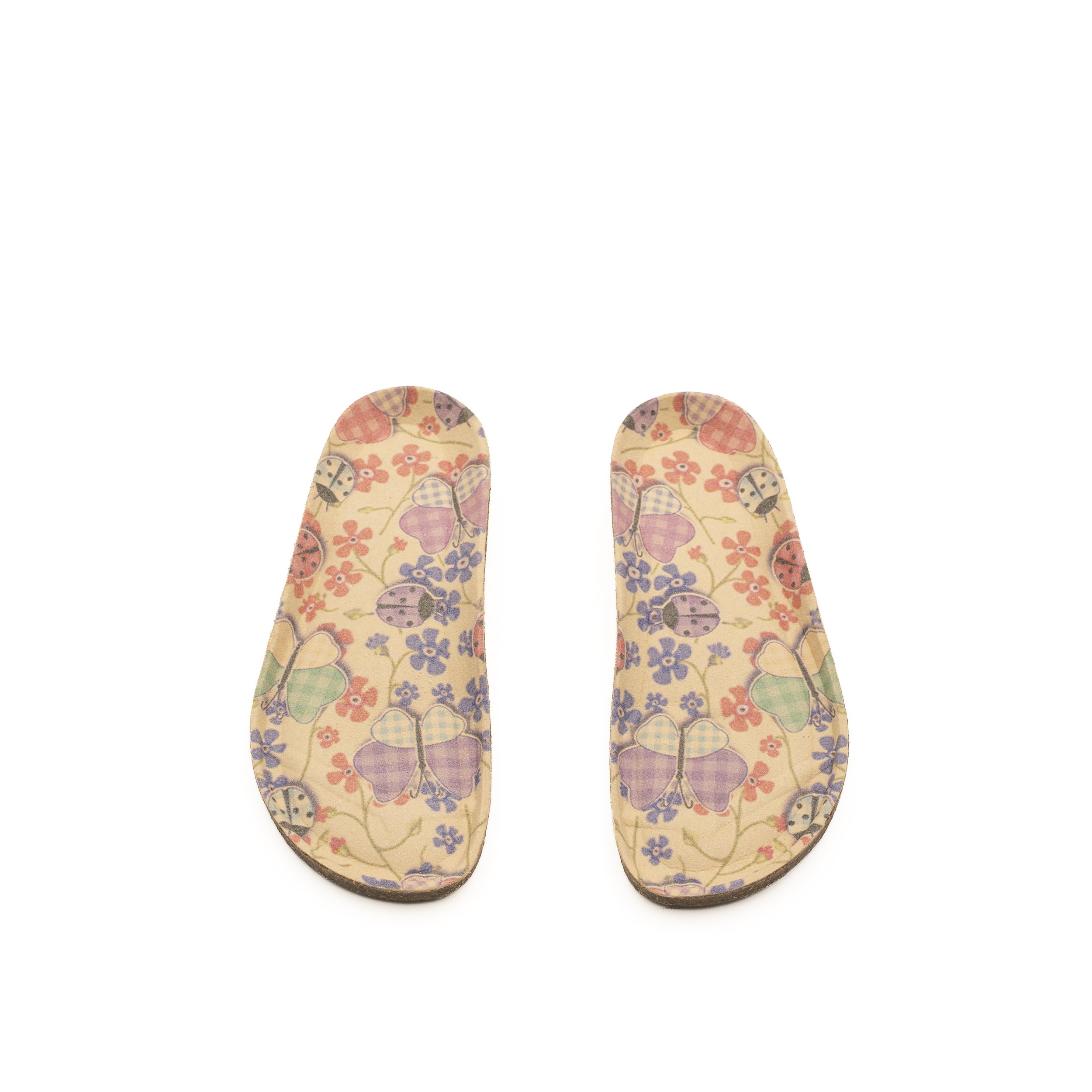 Zapatos de tacón con diseño colorido de flores y mariposas sobre fondo claro.