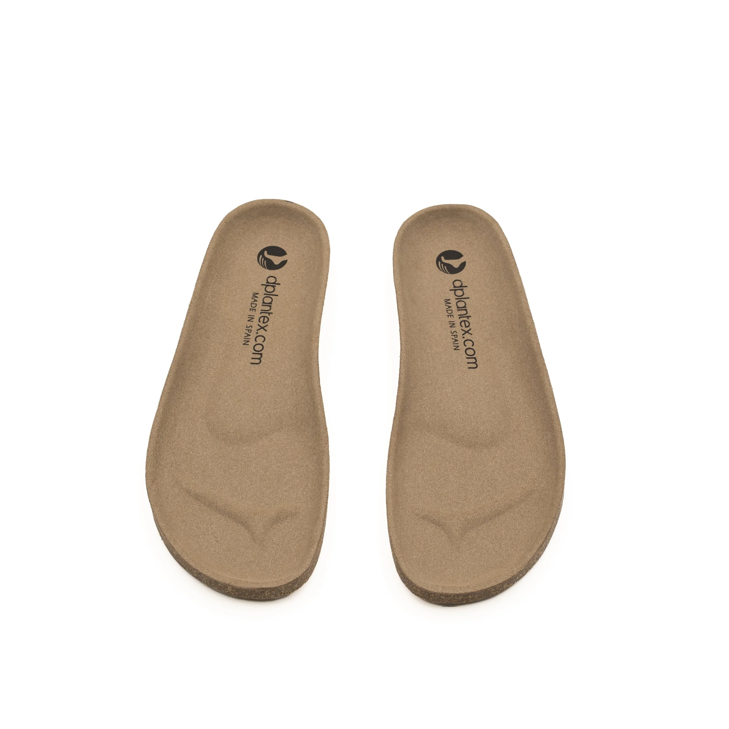 Cuatro chancletas de color marrón con diseño en la suela, colocadas en línea sobre fondo blanco.