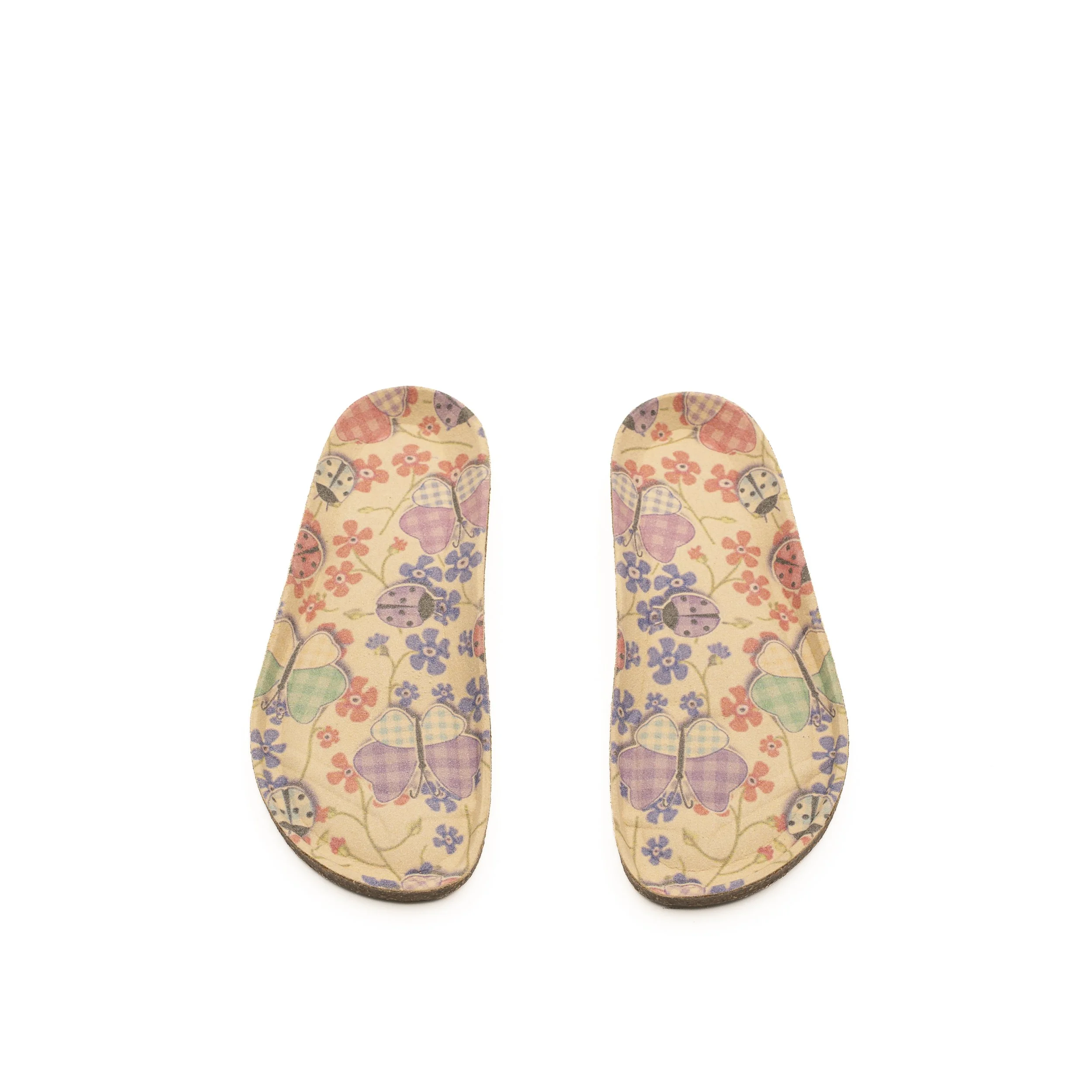 Zapatos de bebé de tela con patrón de mariposas, flores y corazones con colores y detalles en tonos pasteles.