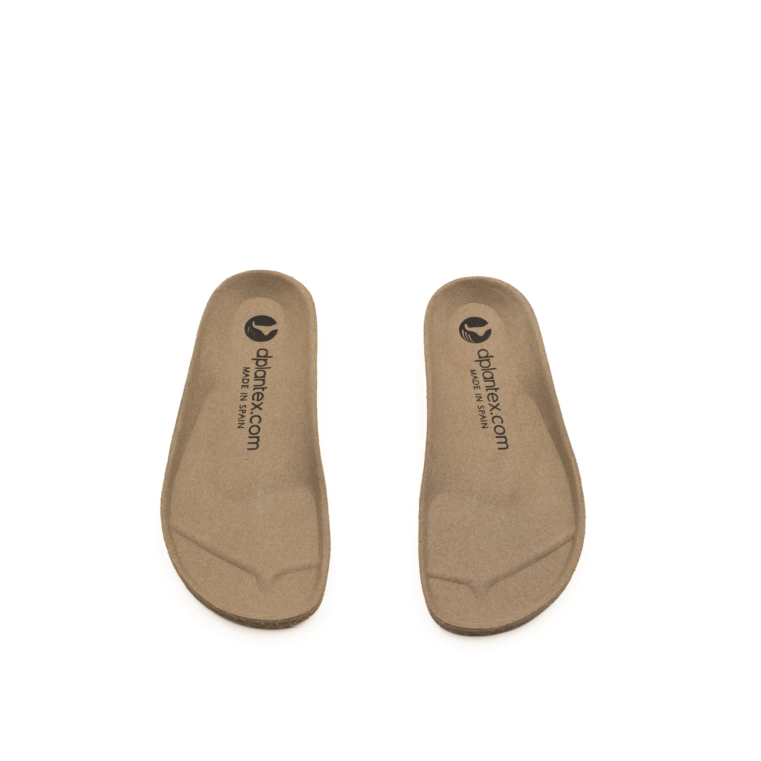 Tres sandalias de color beige con suelas de goma, marcas en la plantilla que indican que son fabricadas en España.