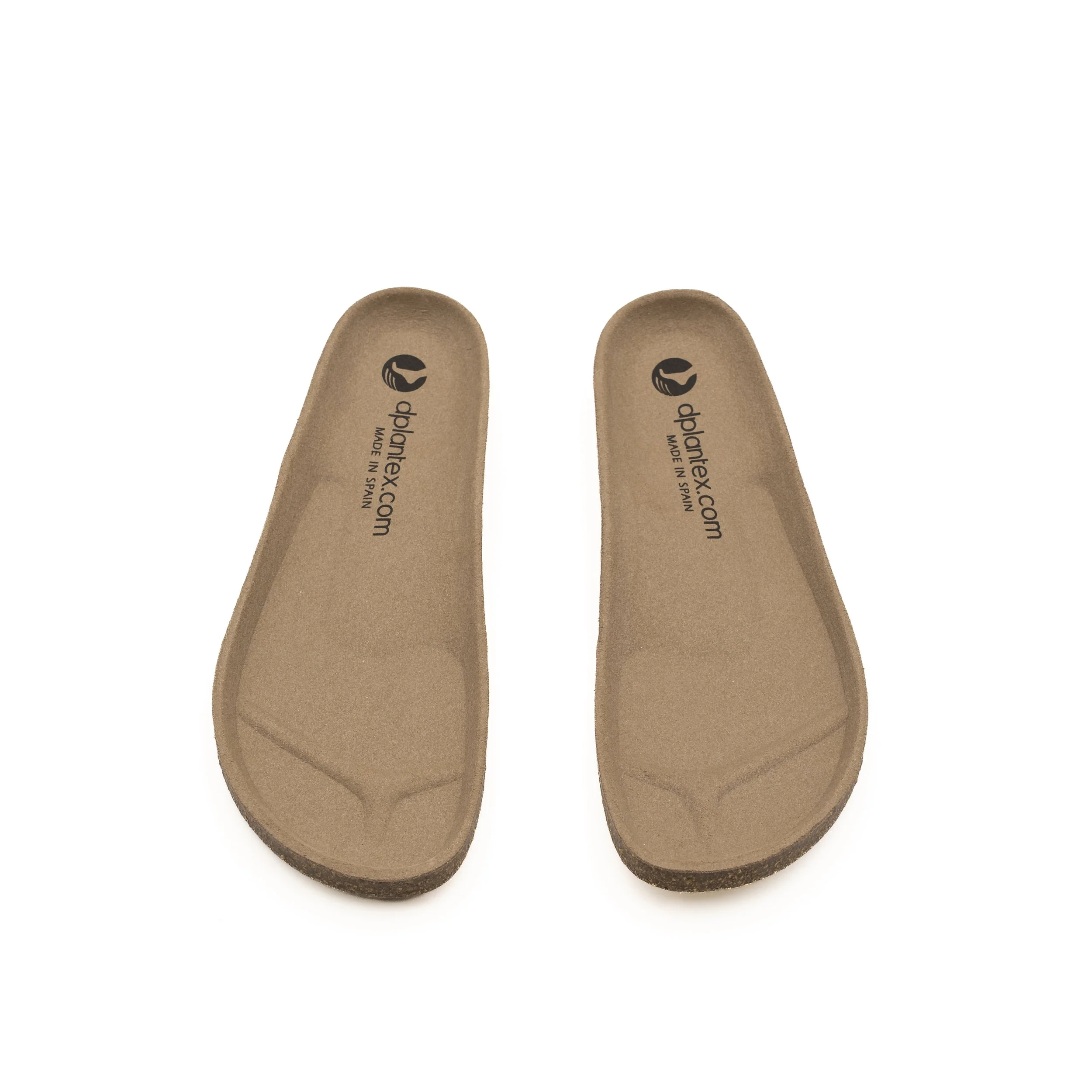 Dos sandalias de color beige y suelas de color marrón oscuro, con la etiqueta 'cypaNtex', hechas en España.