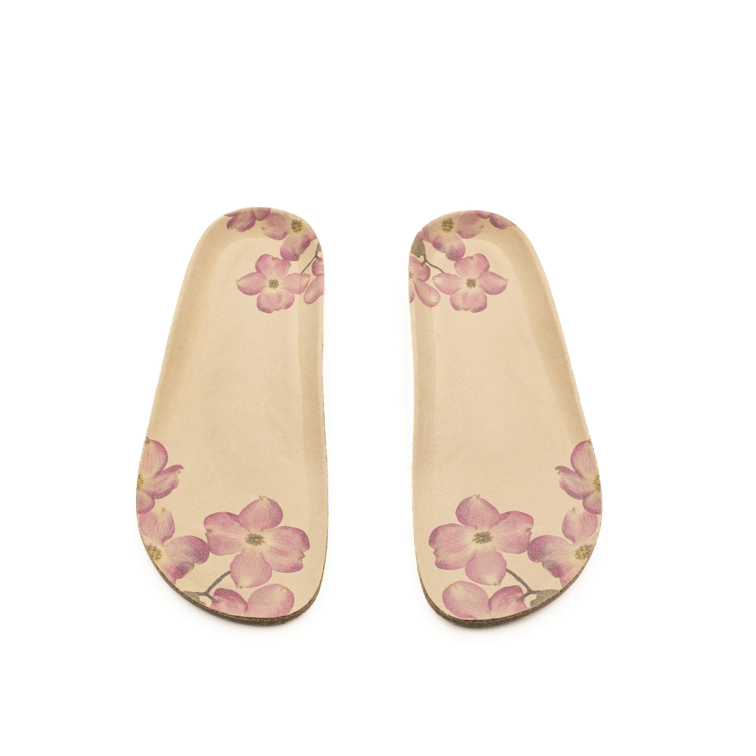 Sandalias de color beige con decoraciones de flores rosadas en la parte superior y en las suelas.