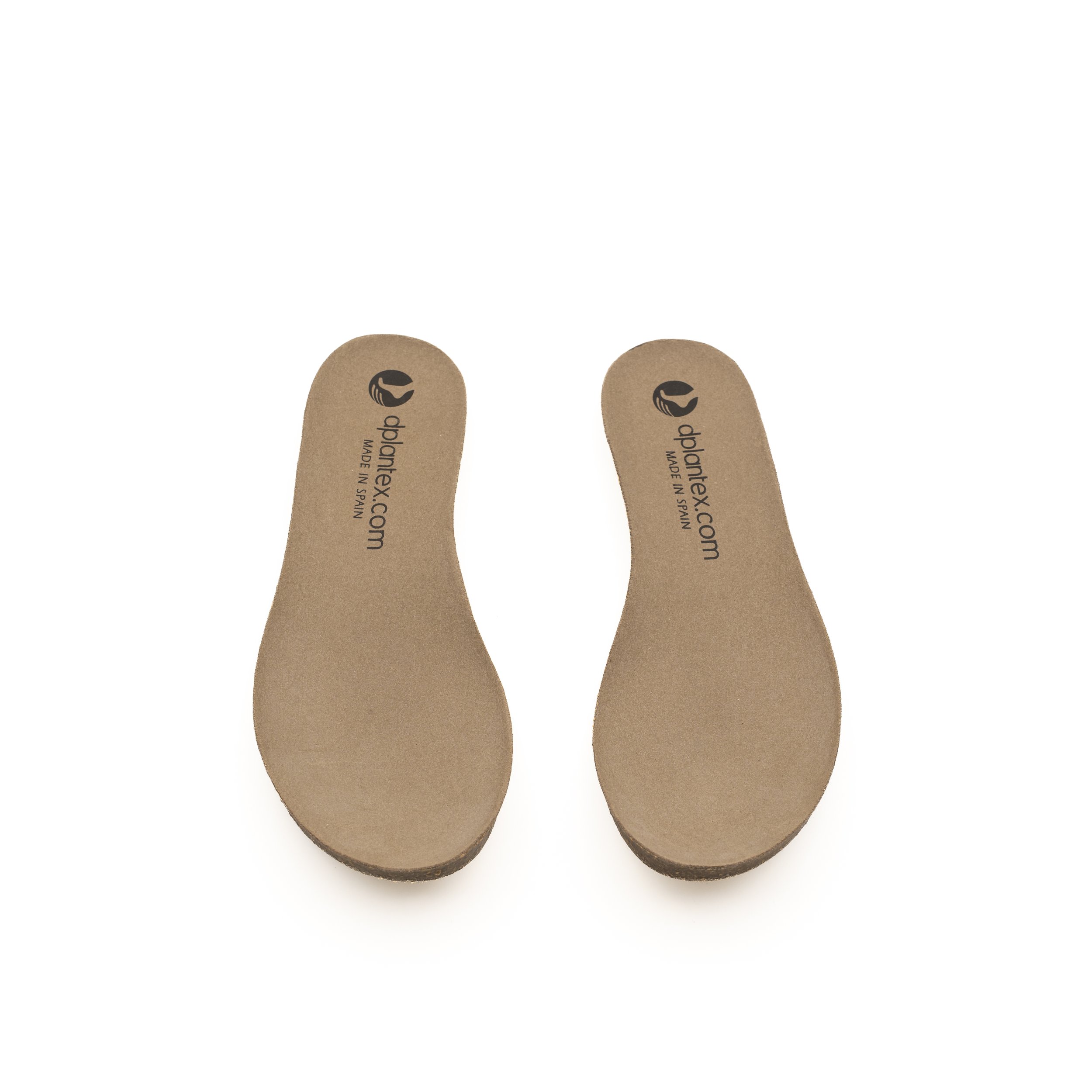 Cinco sandalias de suela de color marrón claro, vistas desde abajo con la marca 'plantaex.com' y 'Made in Spain' impresas en ellas.