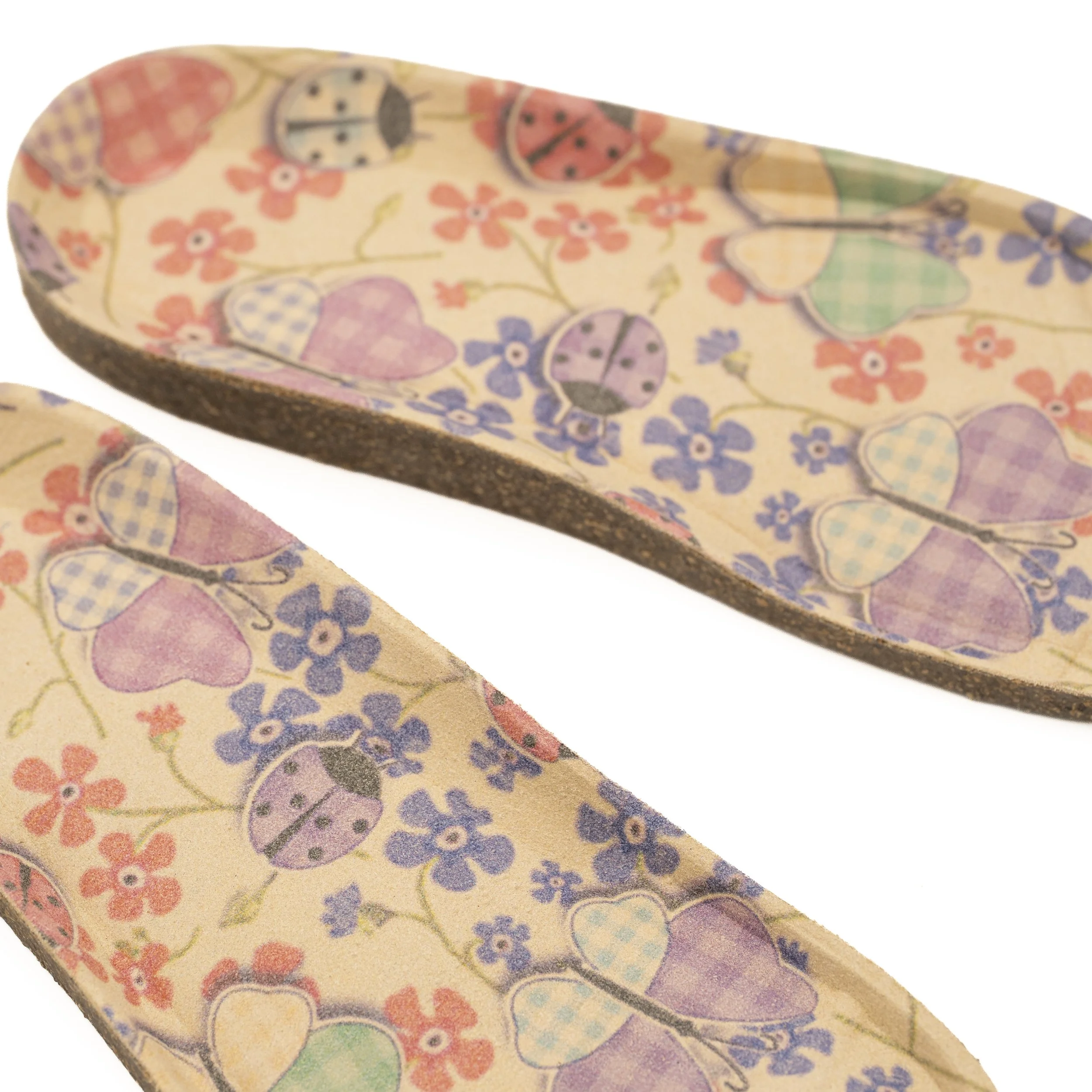 Zapato con diseño floral en colores pastel y patrones de mariposas y corazones.