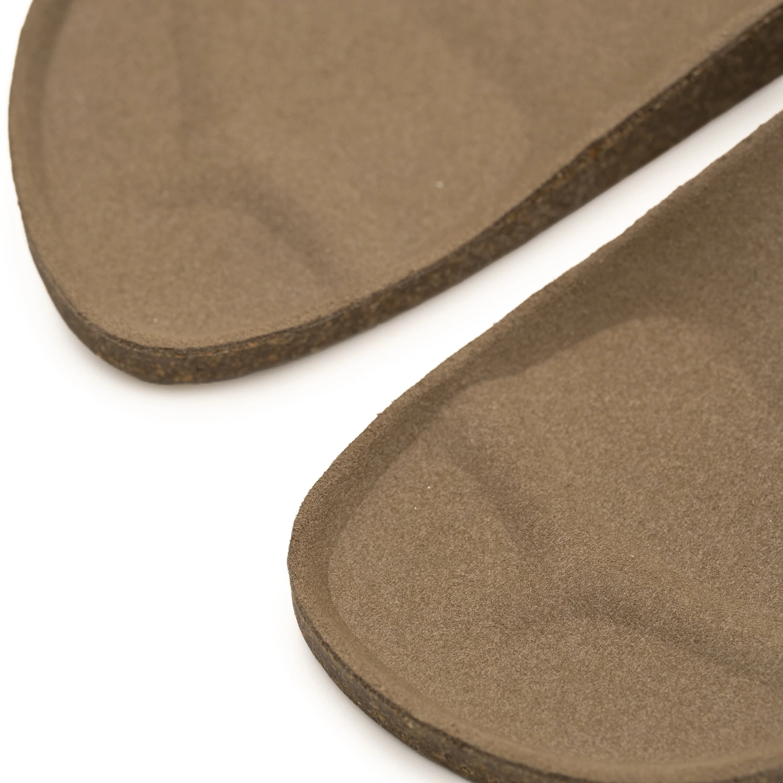 Primer plano de varias piezas de galletas de color marrón con textura suave.