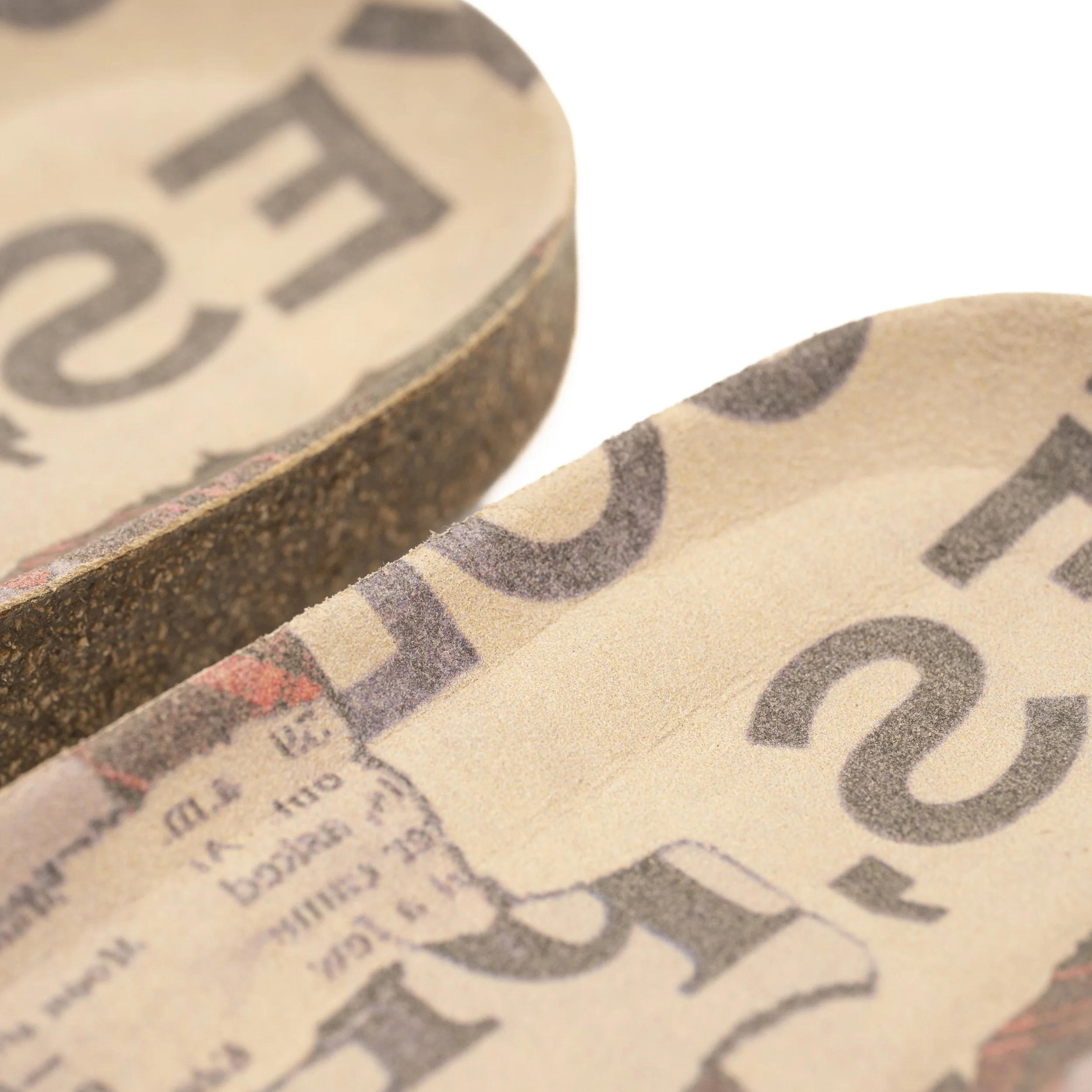 Primer plano de una moneda de euro, mostrando detalles de la inscripción y la textura del metal.