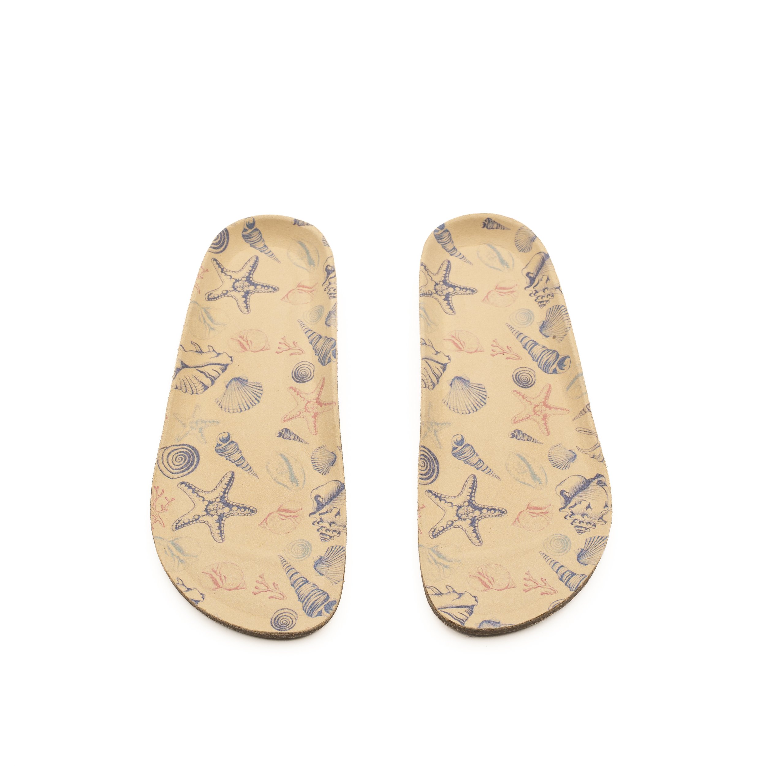 Sandalias con estampado de conchas, estrellas de mar y caracoles sobre fondo beige