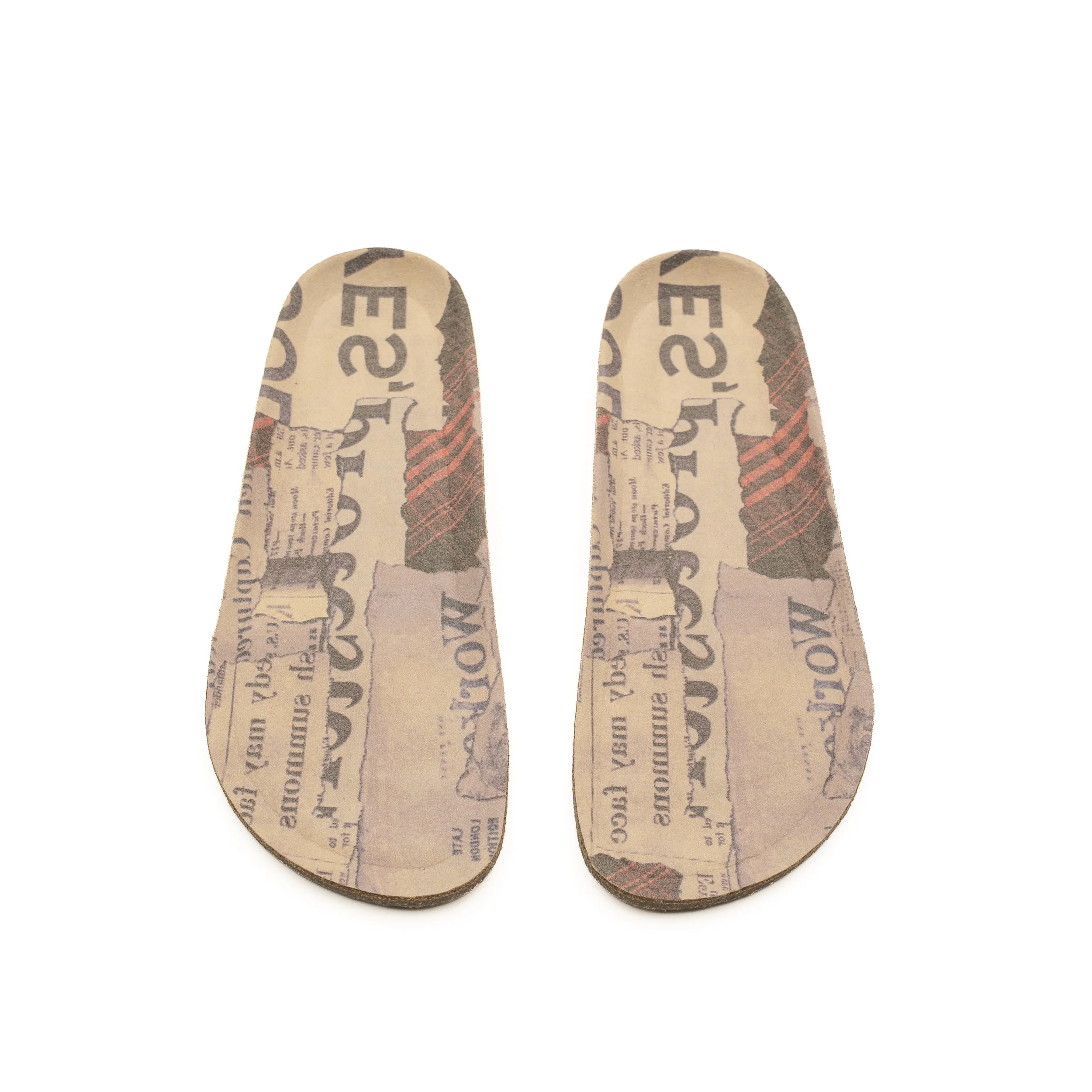 Dos dedos con uñas pintadas de rojo, cubiertos con papeles de billetes de dólar. La imagen tiene fondo blanco.
