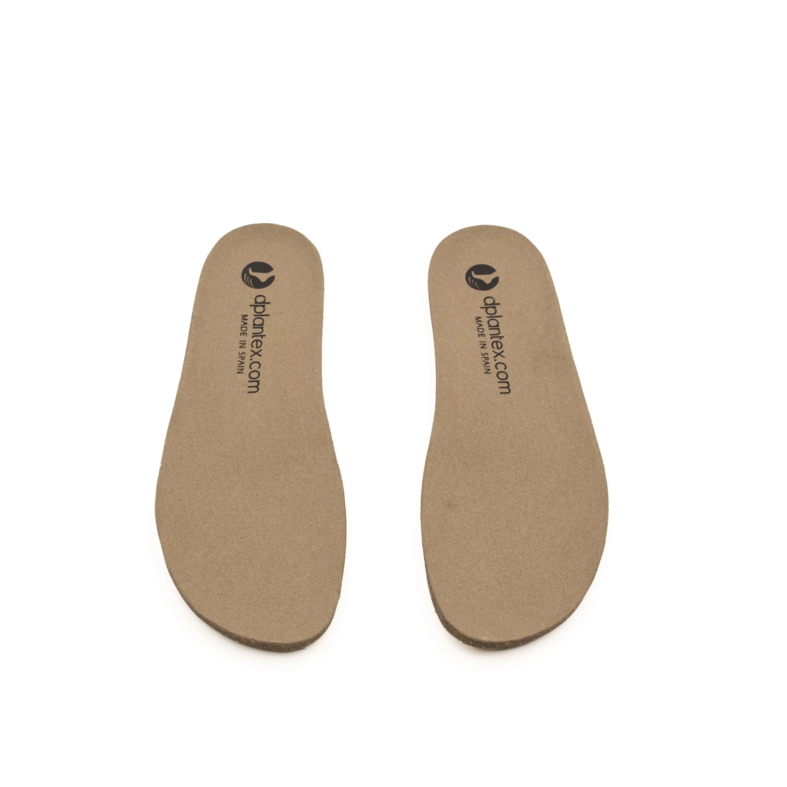 Cuatro sandalias de color marrón claro con logotipo de 'adpantex' en la suela, colocadas sobre fondo blanco.