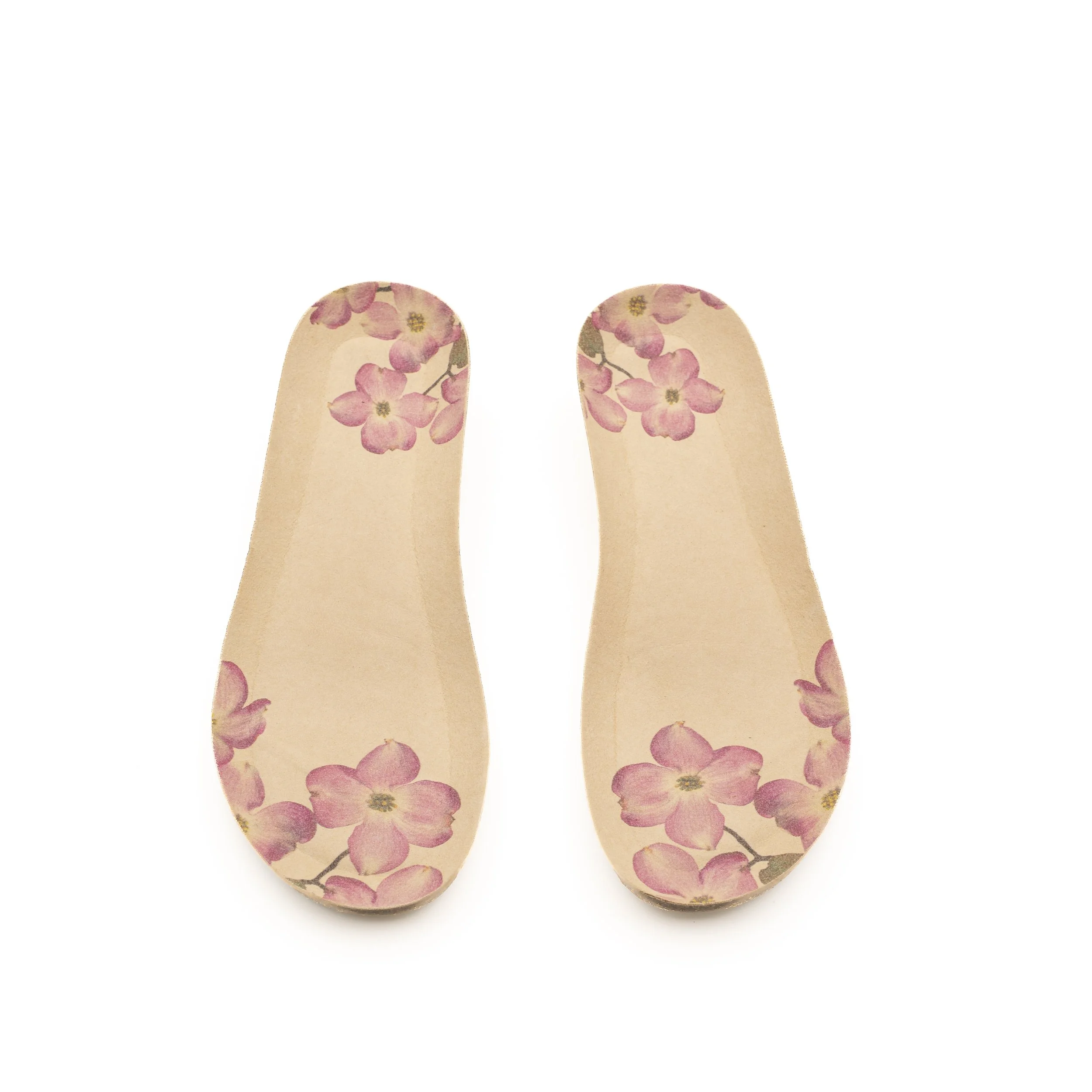 Zapatos de tacón con diseño de flores rosas y verdes en fondo beige.